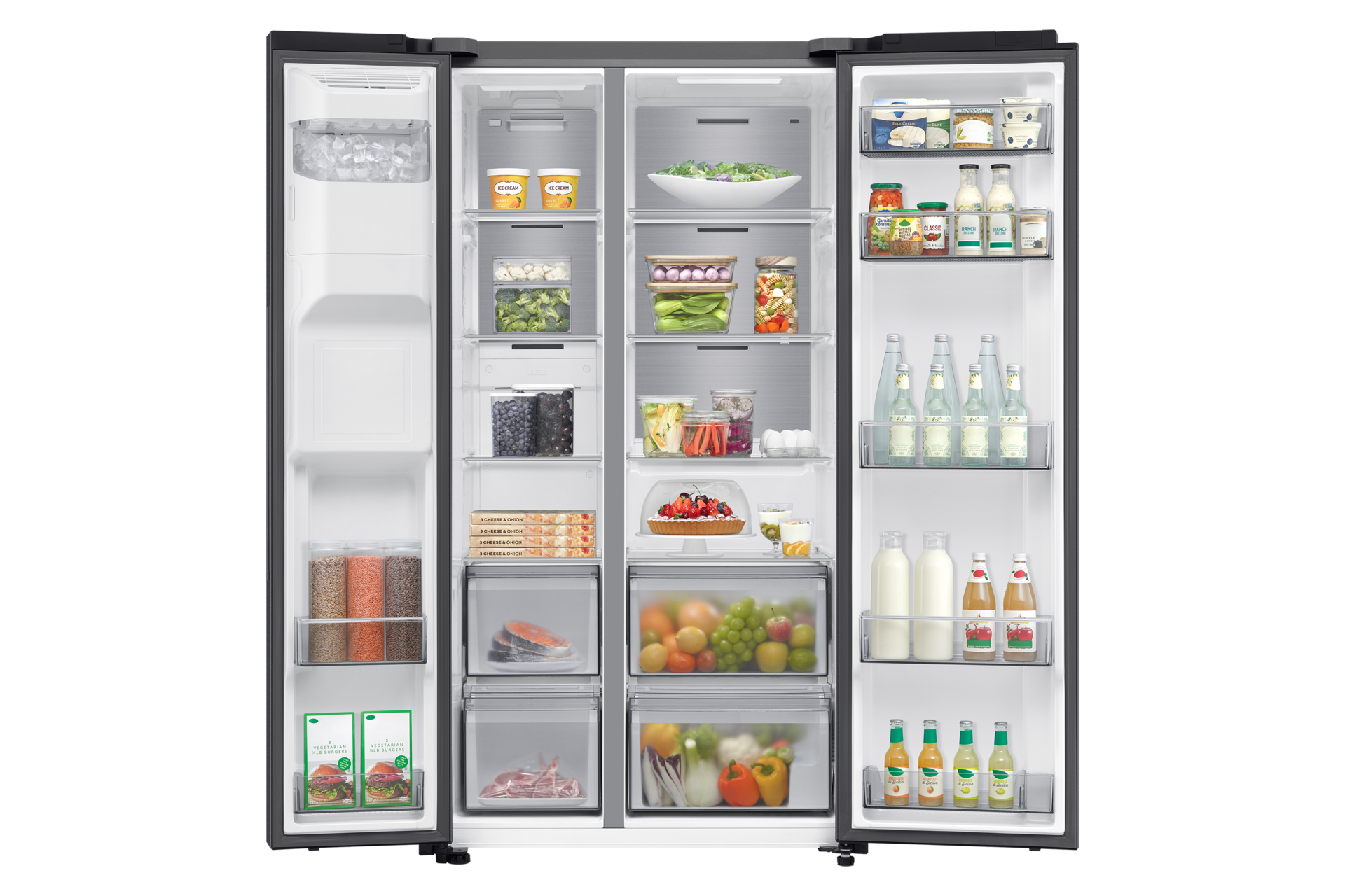 Offener Kühlschrank mit Lebensmitteln: Eiscreme, Gemüse, Obst, Getränke und verpackte Artikel. Der Kühlschrank ist Edelstahl.