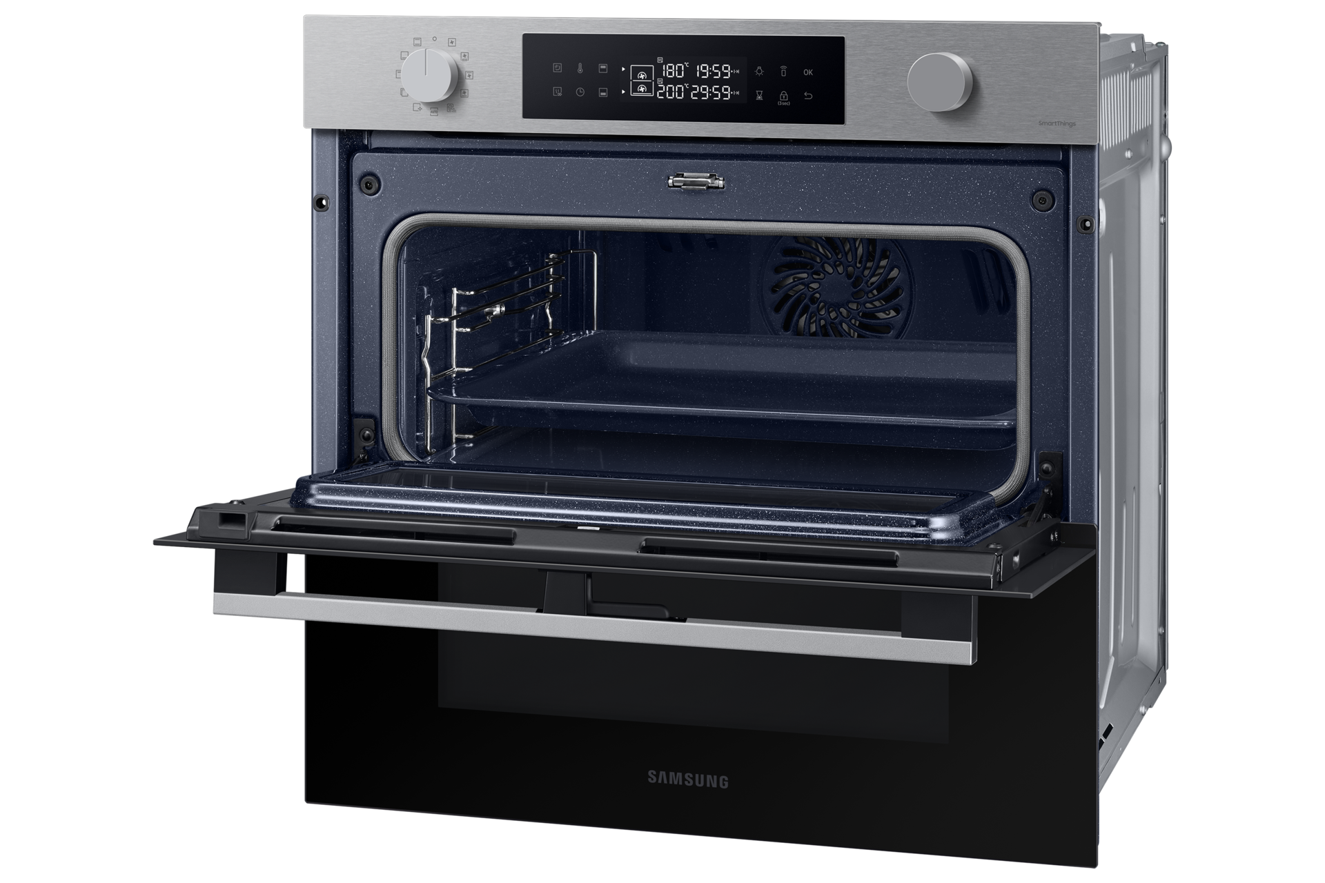 Ein offener Samsung-Backofen. Die Tür ist geöffnet und gibt den Innenraum mit Rosten und einem Backblech frei. Silbernes und schwarzes Design.