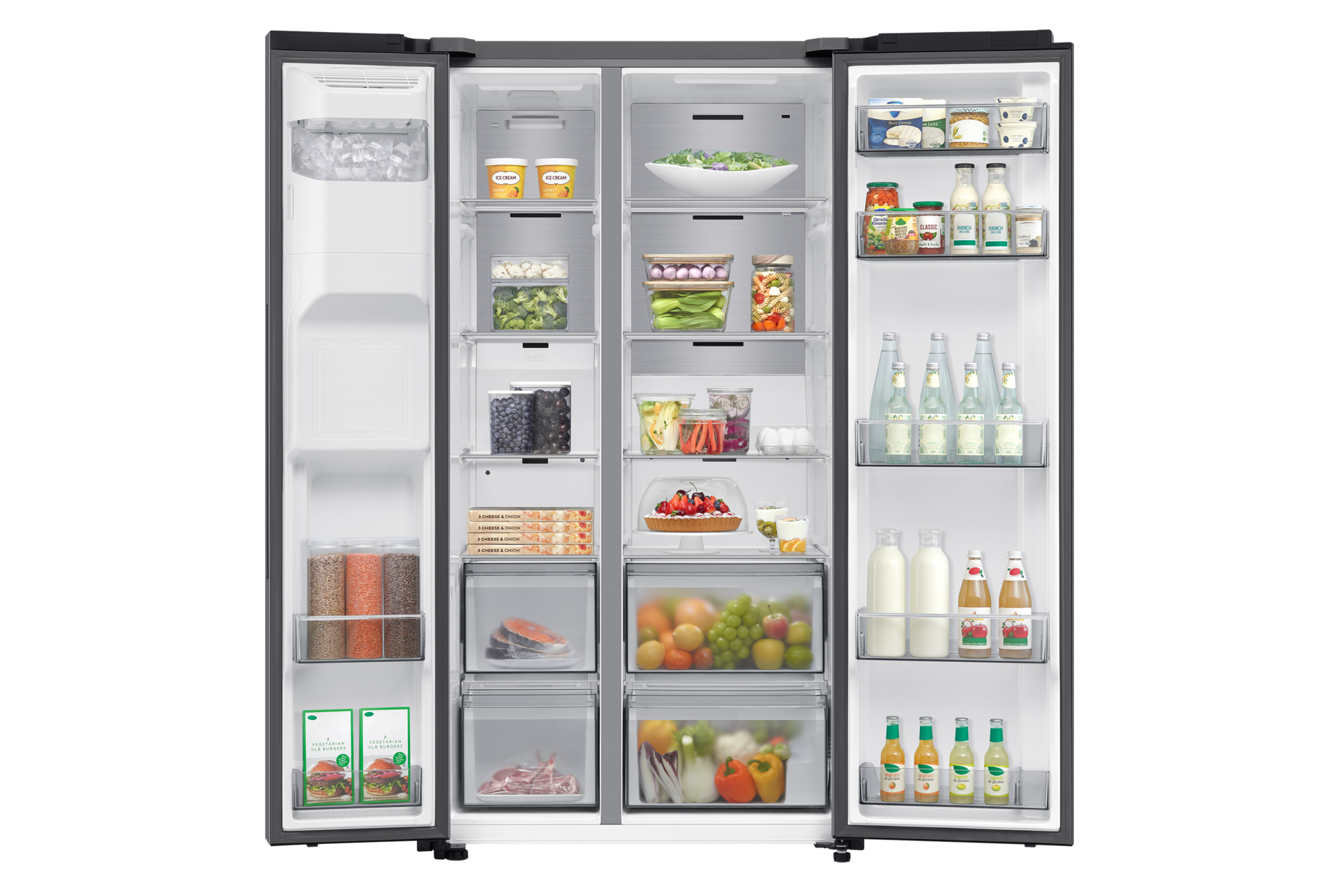 Offener Kühlschrank mit Lebensmitteln: Obst, Gemüse, Eis, Getränke und verschiedene verpackte Waren.
