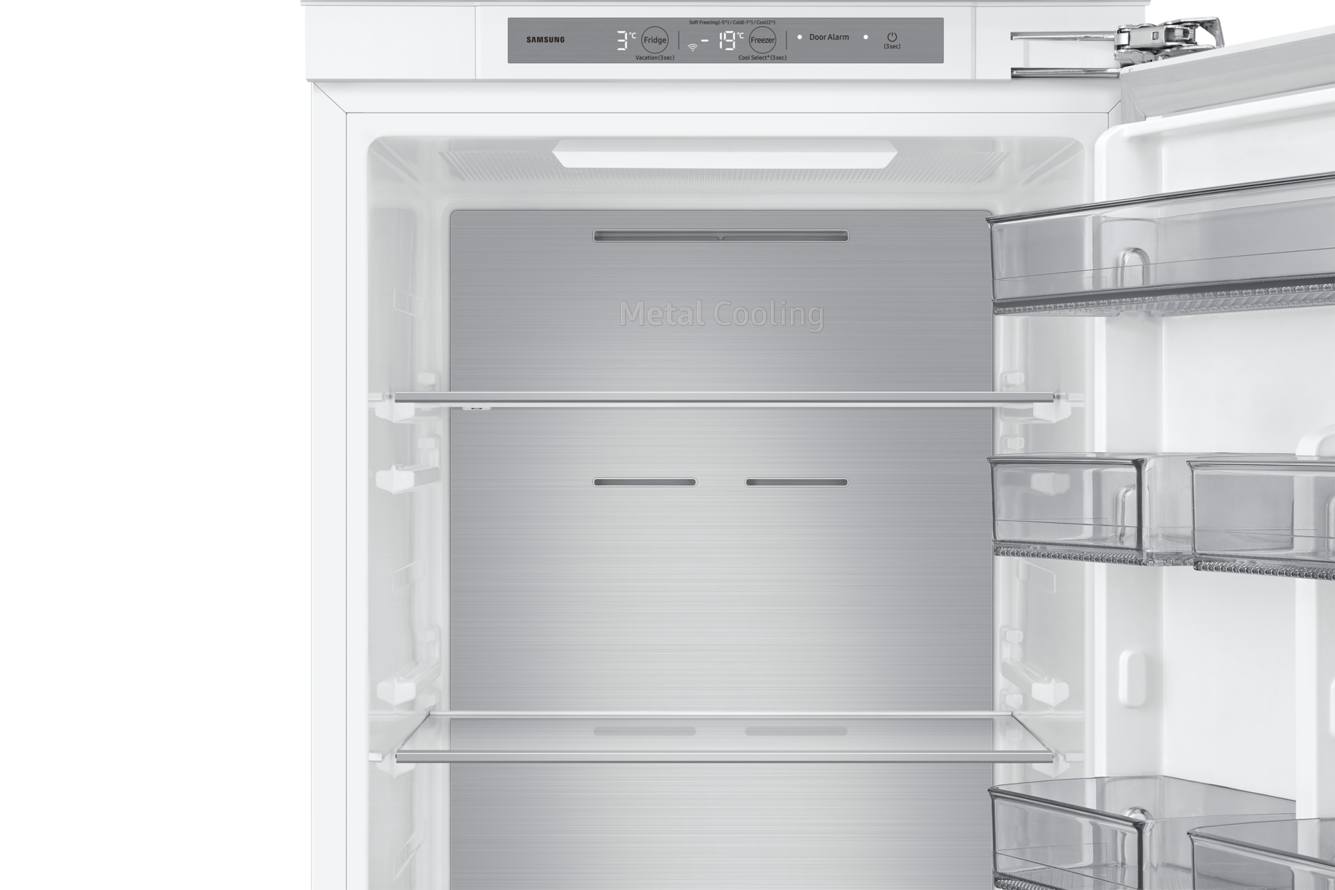 Intérieur du réfrigérateur ouvert. Panneau arrière de refroidissement métallique. Étagères en verre. Panneau de contrôle en haut. Logo Samsung visible.