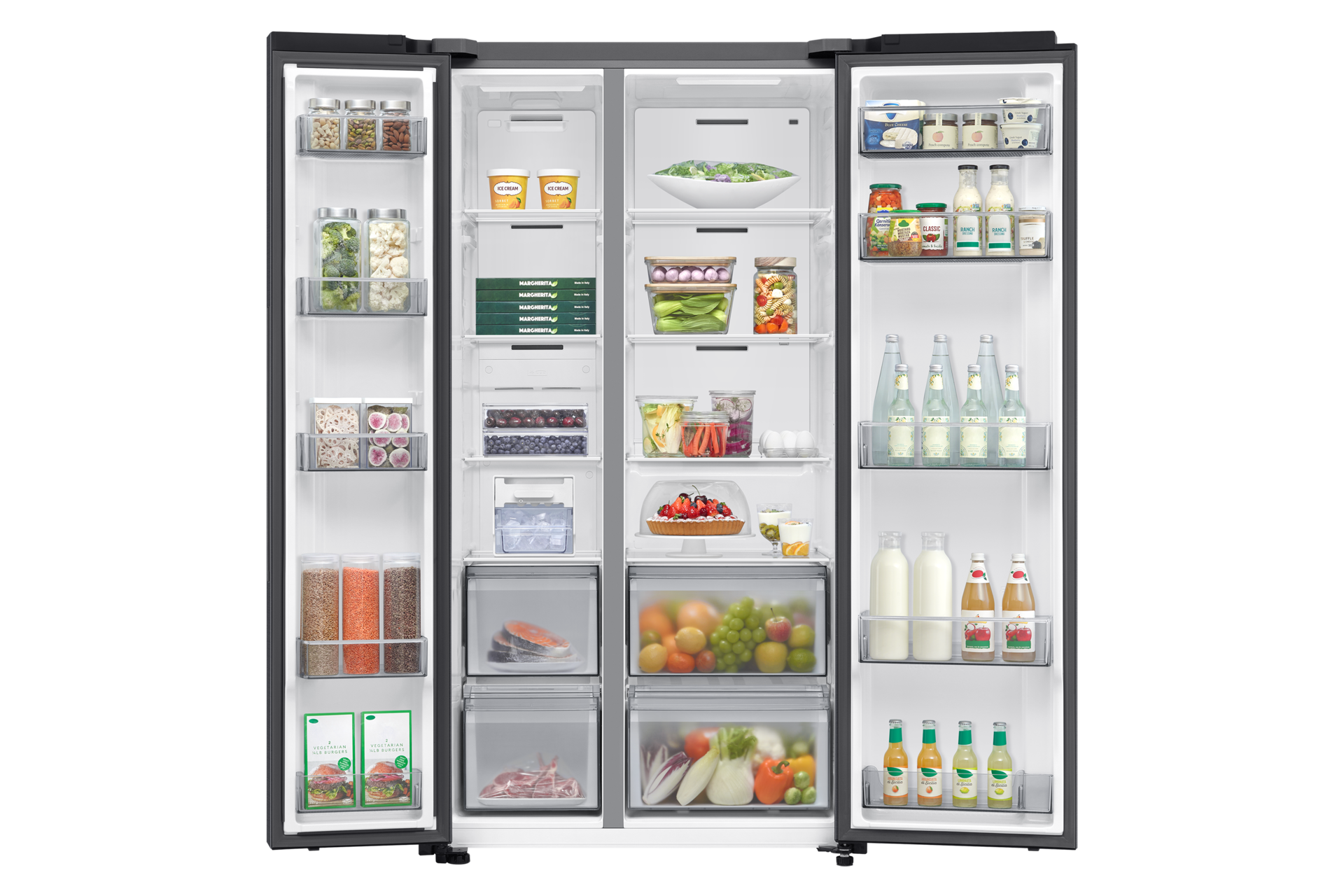 Pełna lodówka z różnymi produktami spożywczymi. Owoce, warzywa, napoje i pakowane produkty są widoczne.