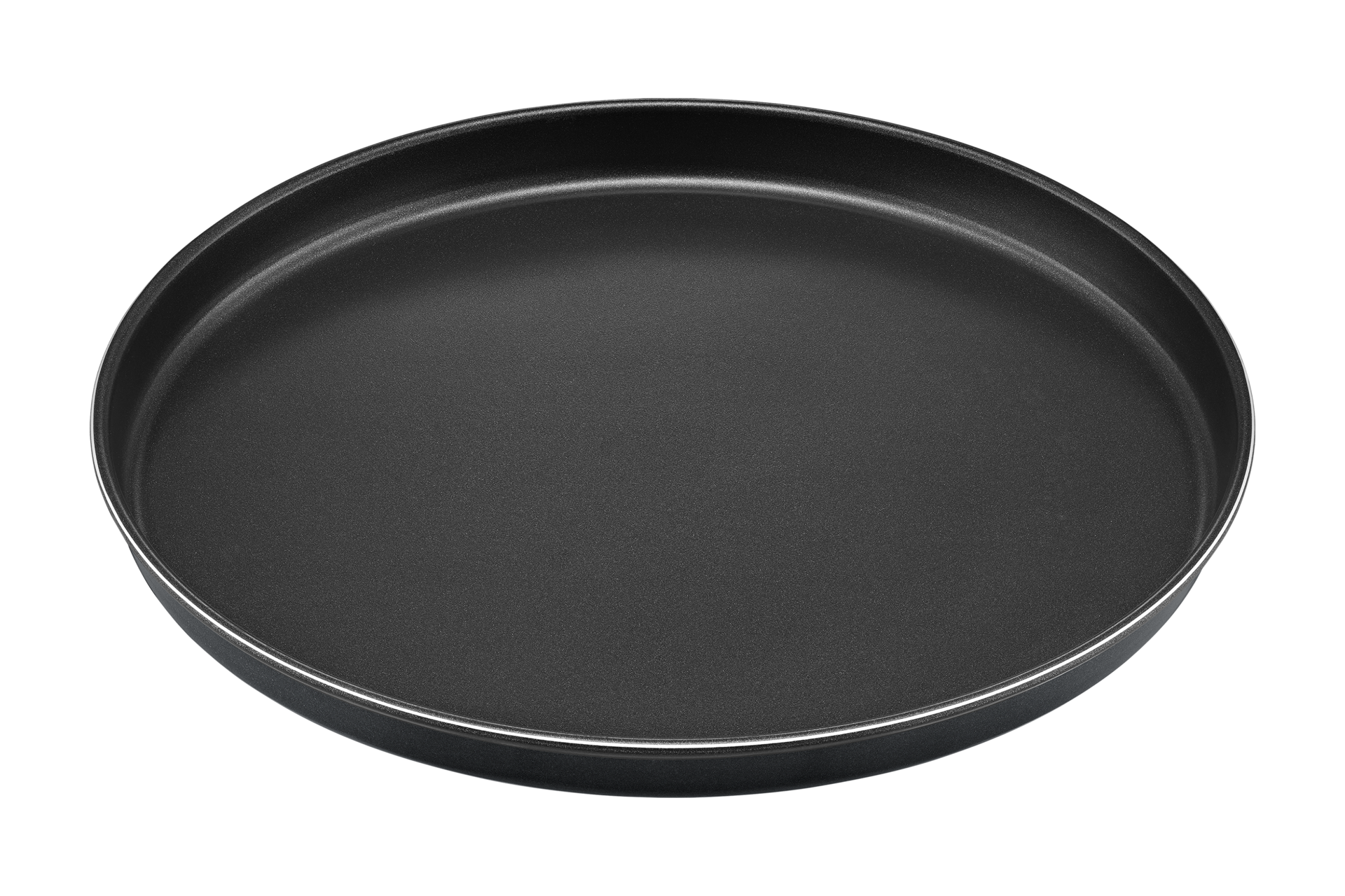 Runde, schwarze Backform mit silbernem Rand, vor schwarzem Hintergrund. Die Pfanne ist leer und sauber.