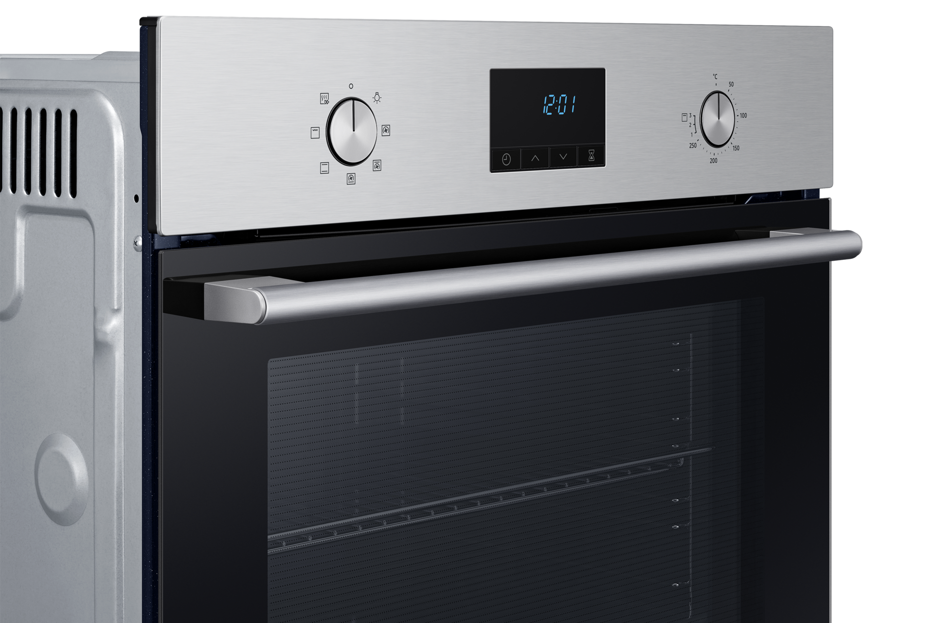 Ein Edelstahl-Backofen mit Digitaluhr und Drehknöpfen. Die Ofentür ist schwarz mit einem silbernen Griff.