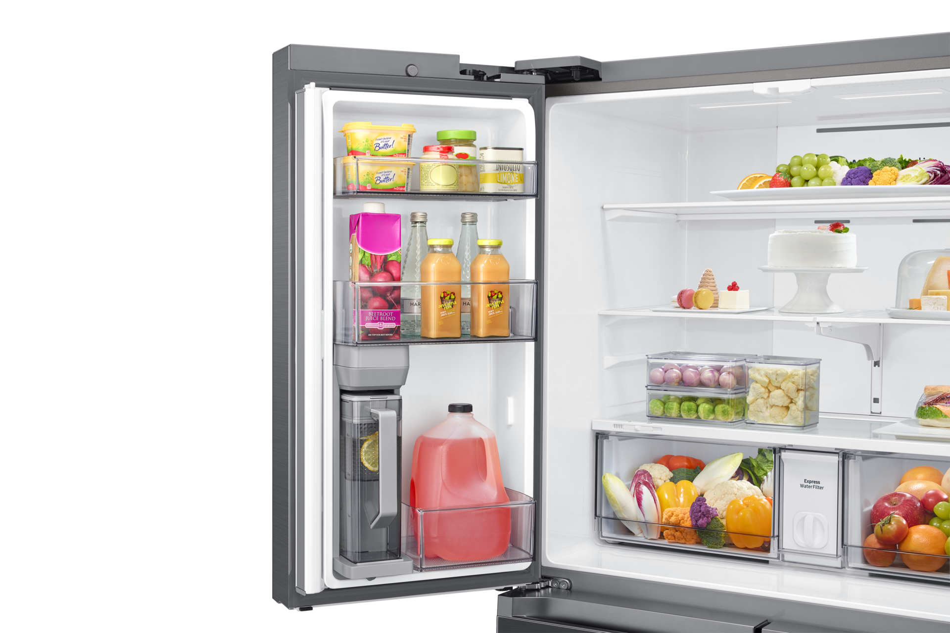 Offener Kühlschrank voller Lebensmittel: Butter, Saft, Obst, Gemüse, Kuchen und Käse.
