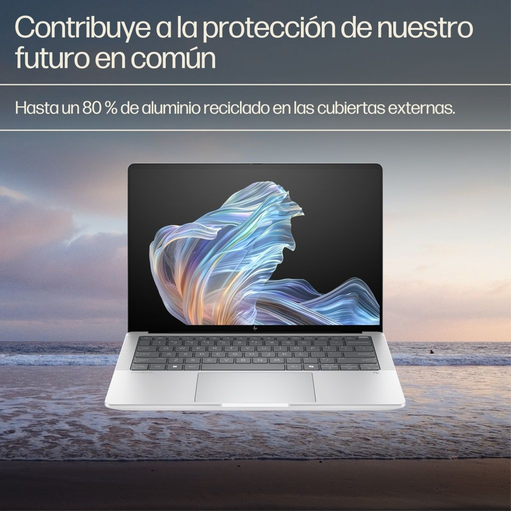 Portátil plateado en playa, olas delante. Pantalla con arte abstracto. Texto: Contribuye a proteger nuestro futuro. Hasta 80% aluminio reciclado.