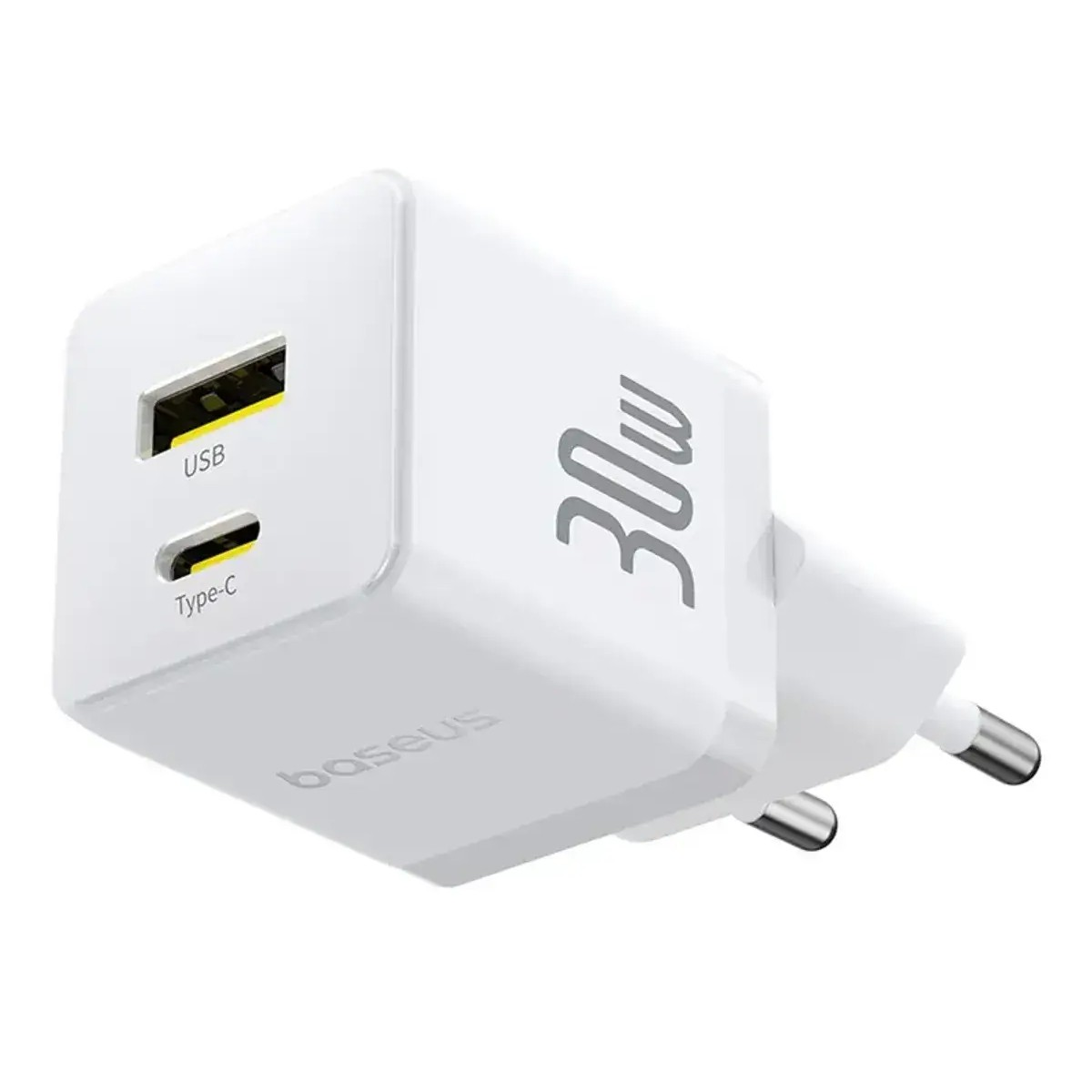 Un caricatore Baseus 30W bianco con porte USB e Type-C. La spina ha due pin metallici.