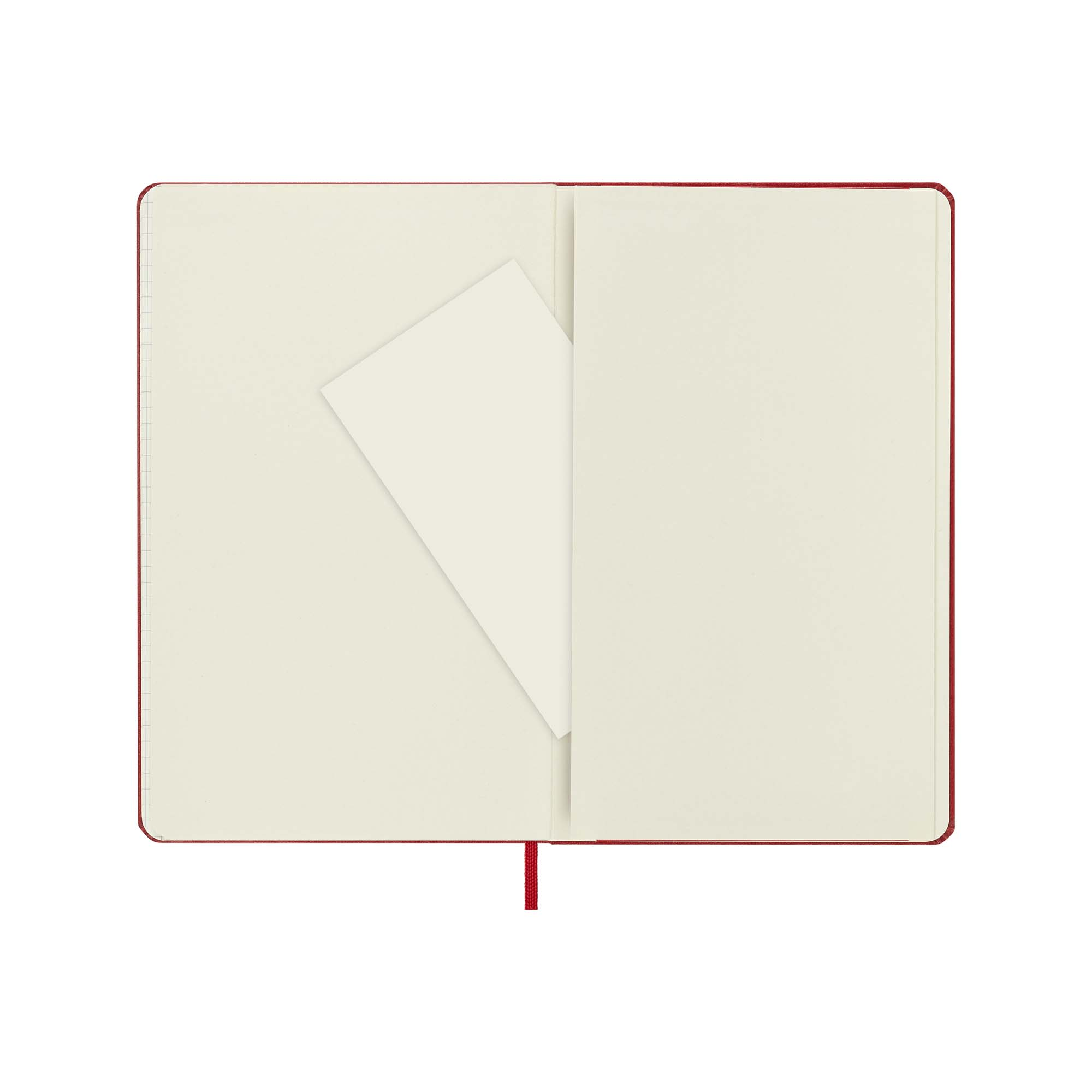 Offenes rotes Notizbuch mit leeren Seiten und einer Karte in der Tasche. Rotes Lesezeichen sichtbar.