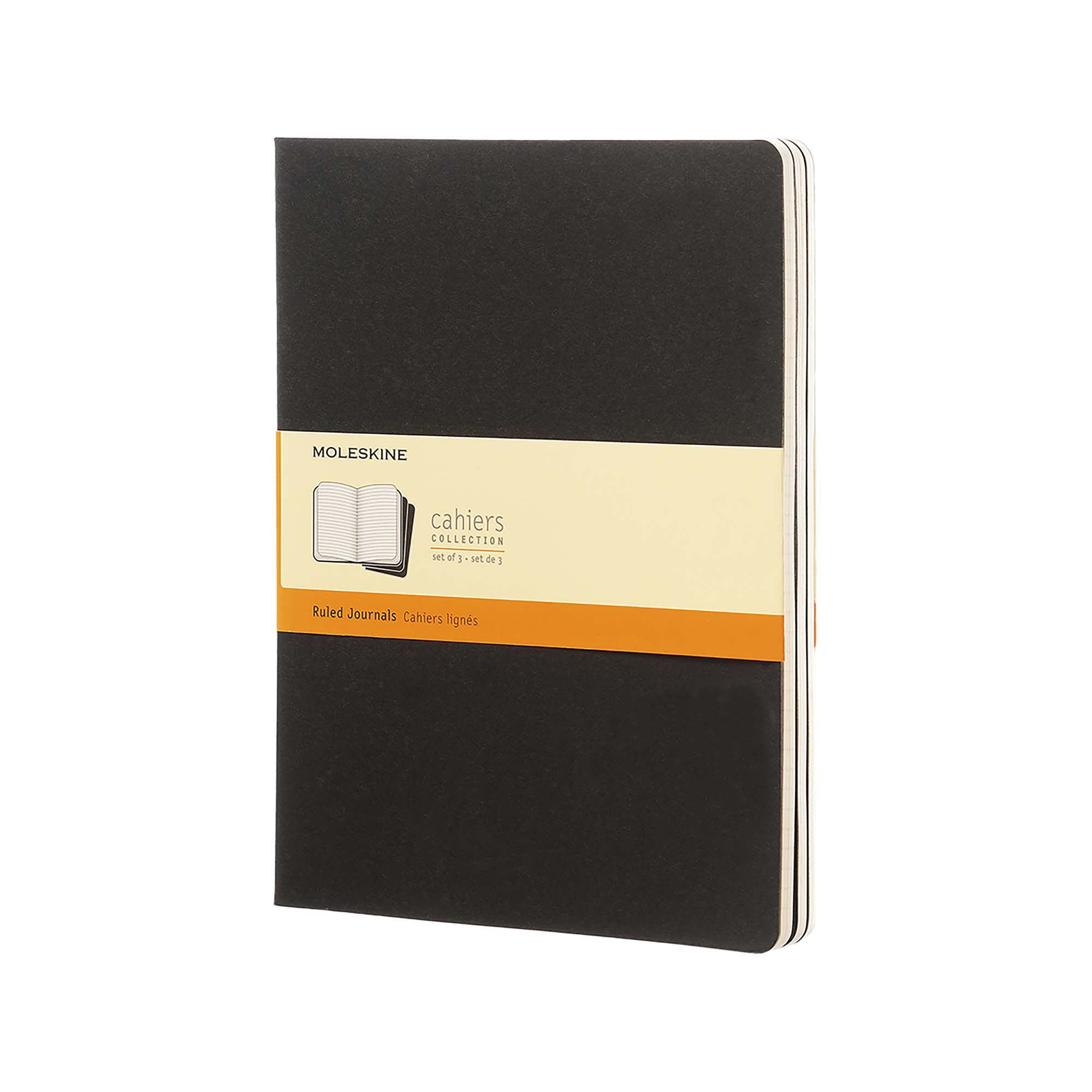 Drei schwarze Moleskine-Notizbücher. Die Verpackung ist weiß mit orangefarbenen und beigefarbenen Akzenten. Der Markenname ist sichtbar.
