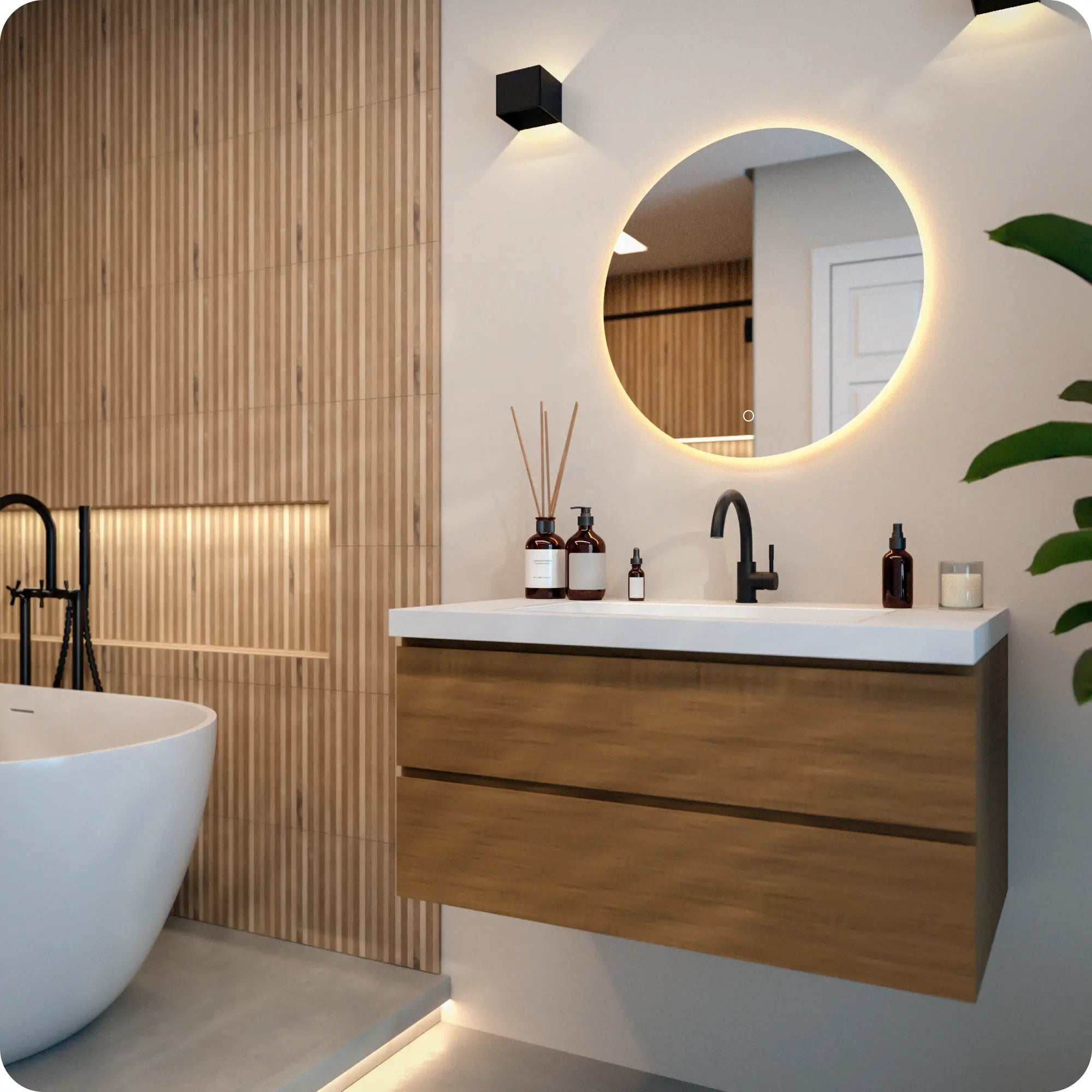 Badkamer met houten wand, spiegel met achtergrondverlichting, houten wastafelmeubel en een witte badkuip. Modern en stijlvol interieurdesign.