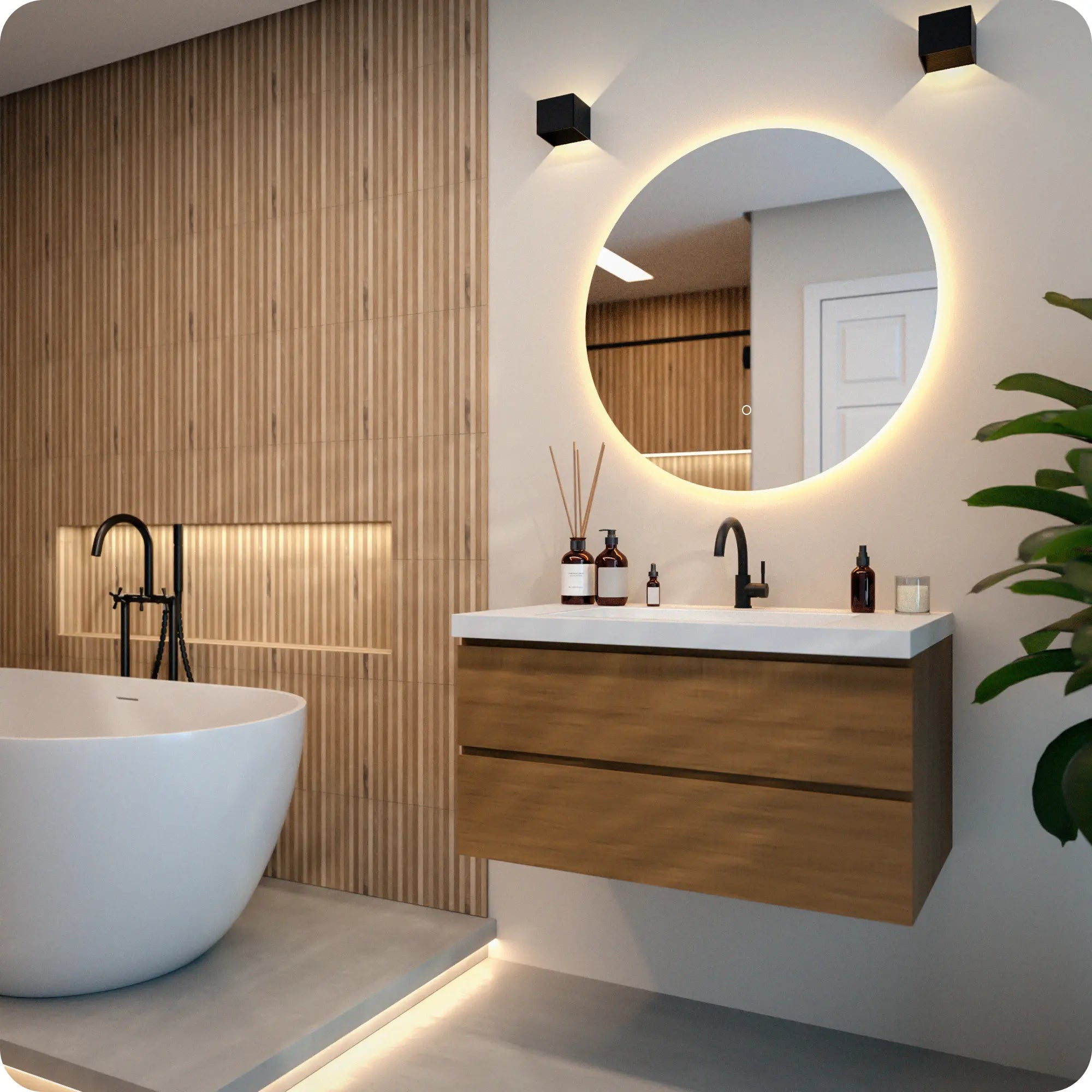 Badkamer met houten muur, ronde spiegel, witte wastafel, bad en groene plant. Zwarte kranen en verlichting.