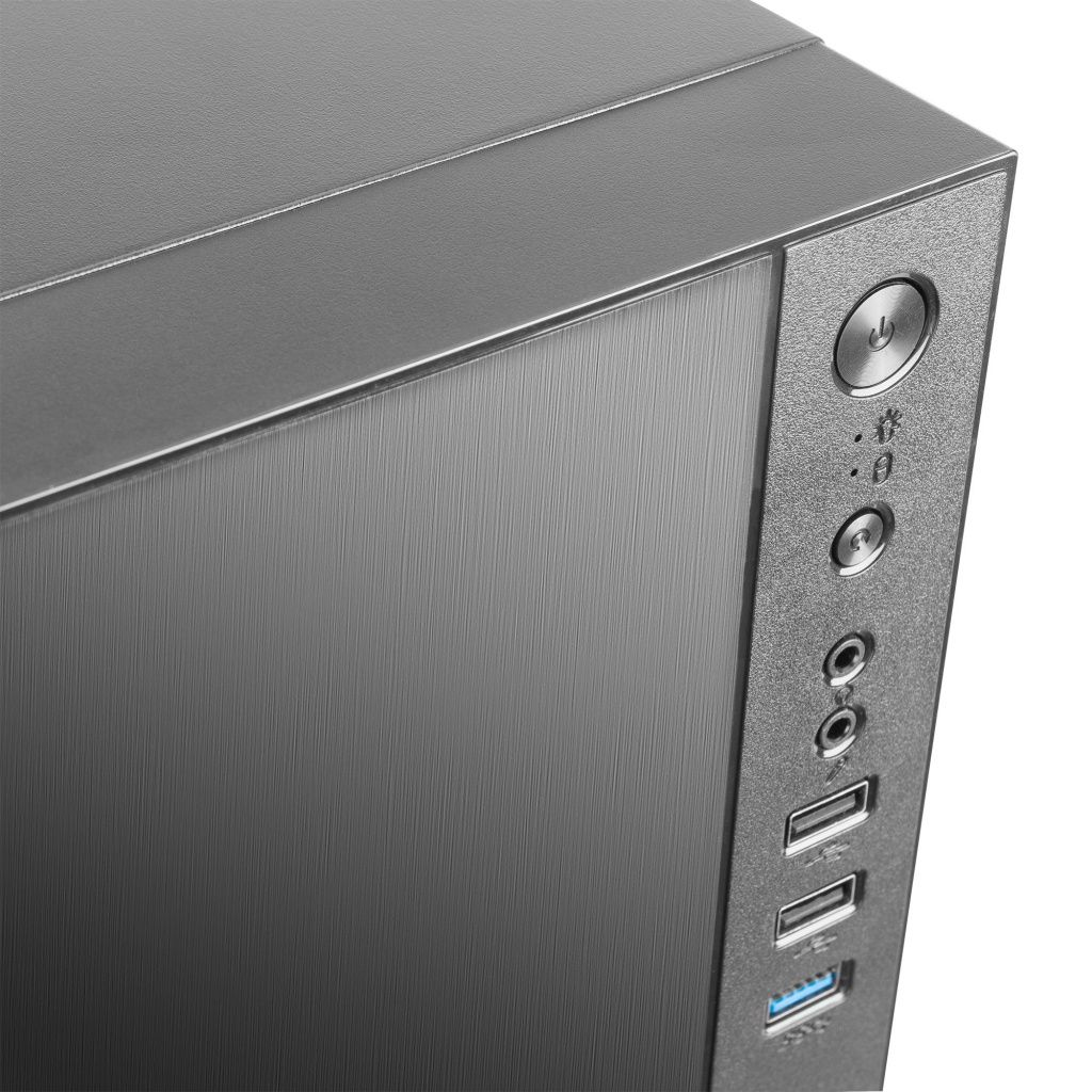 Primo piano di un case per computer grigio. Mostra pulsante di accensione, porte USB e jack audio. Finitura in metallo spazzolato.
