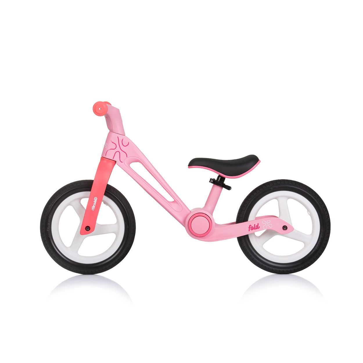 Ein rosa Laufrad mit schwarzen Reifen und einem schwarzen Sitz. Das Fahrrad steht vor weißem Hintergrund. Das Fahrrad hat einen rosafarbenen Rahmen.