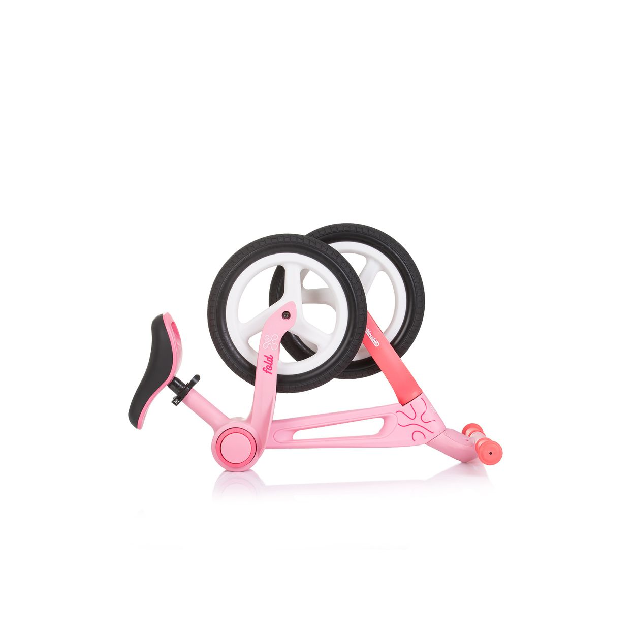 Ein rosa-schwarzes Laufrad ist auf einer weißen Oberfläche zusammengeklappt. Das Fahrrad hat zwei Räder, einen Sitz und einen Rahmen.
