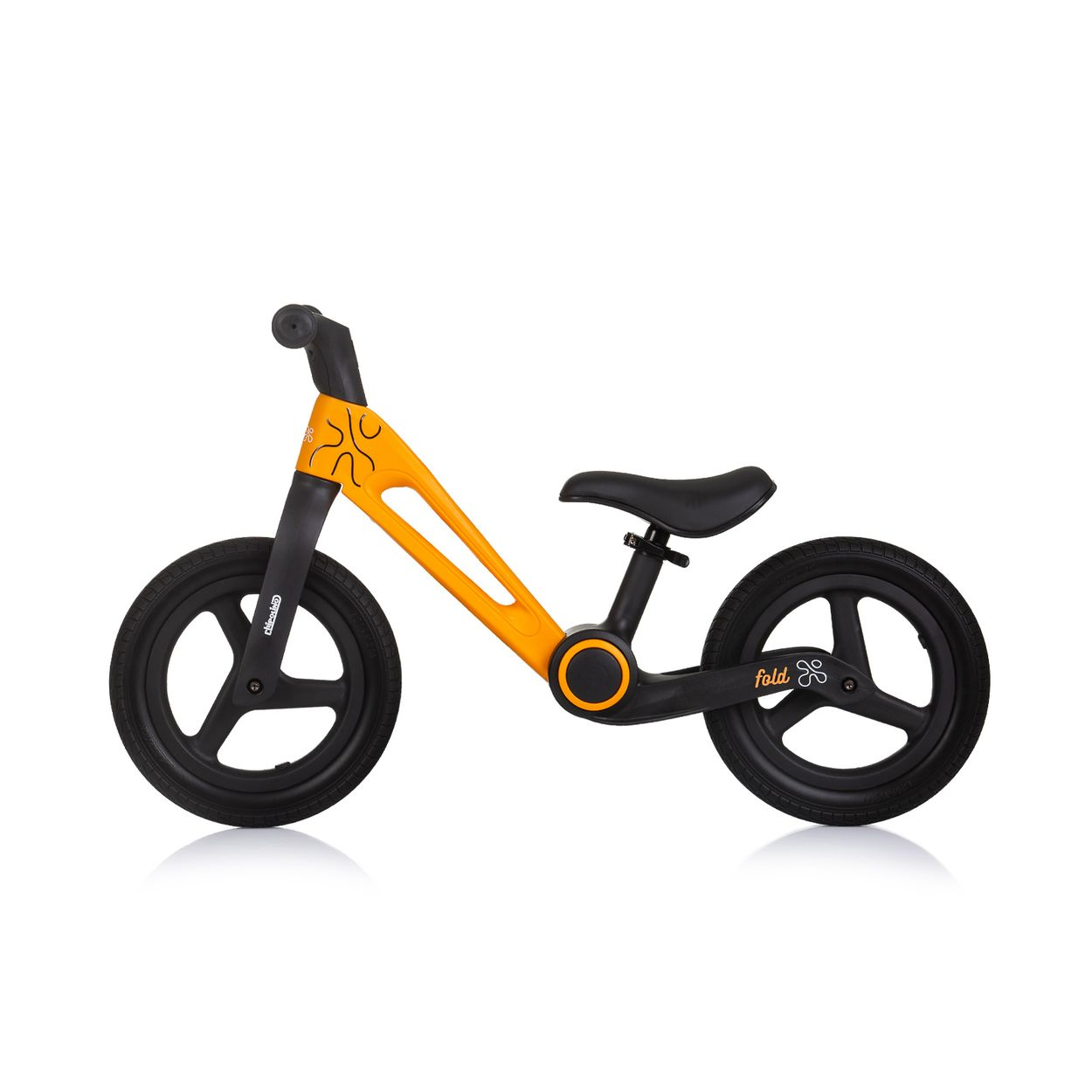 Una bici senza pedali con telaio arancione e ruote nere. La sella e le manopole del manubrio sono nere. La bici è su sfondo bianco.