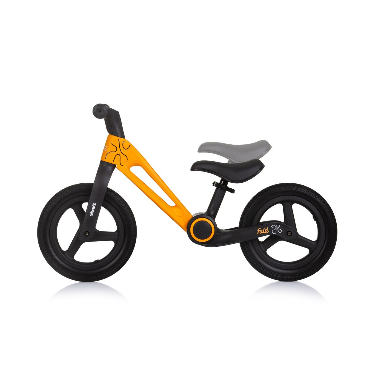 Una bici senza pedali arancione e nera. Ha due ruote nere, un sedile nero e un sedile grigio sopra. Il telaio è arancione.