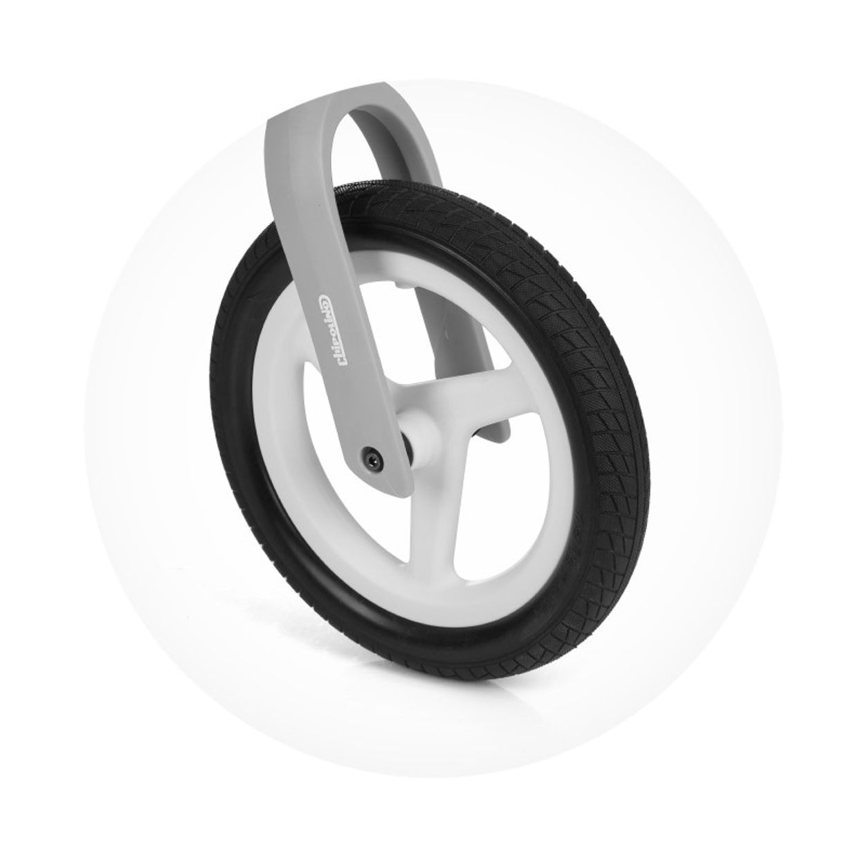 Una rueda de bicicleta de equilibrio gris y blanca. El neumático es negro. La rueda tiene un centro blanco con el nombre de la marca.