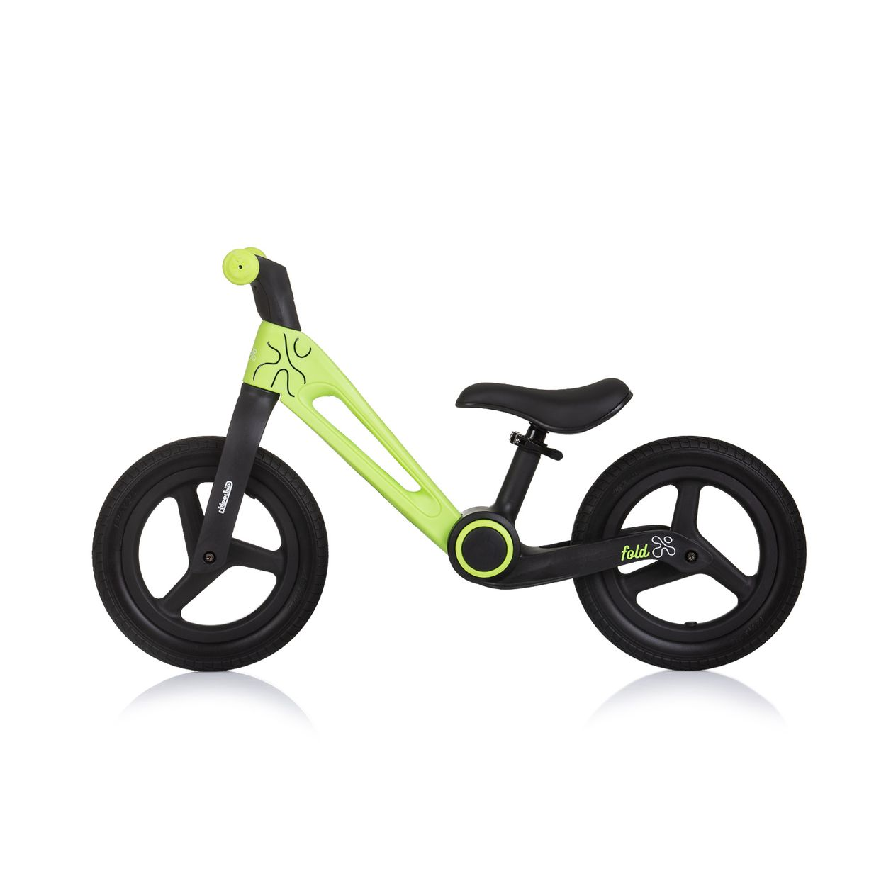 Una bicicleta de equilibrio verde y negra sobre un fondo blanco. Tiene dos ruedas, un asiento y manillar. La palabra 'fold' está en la rueda.