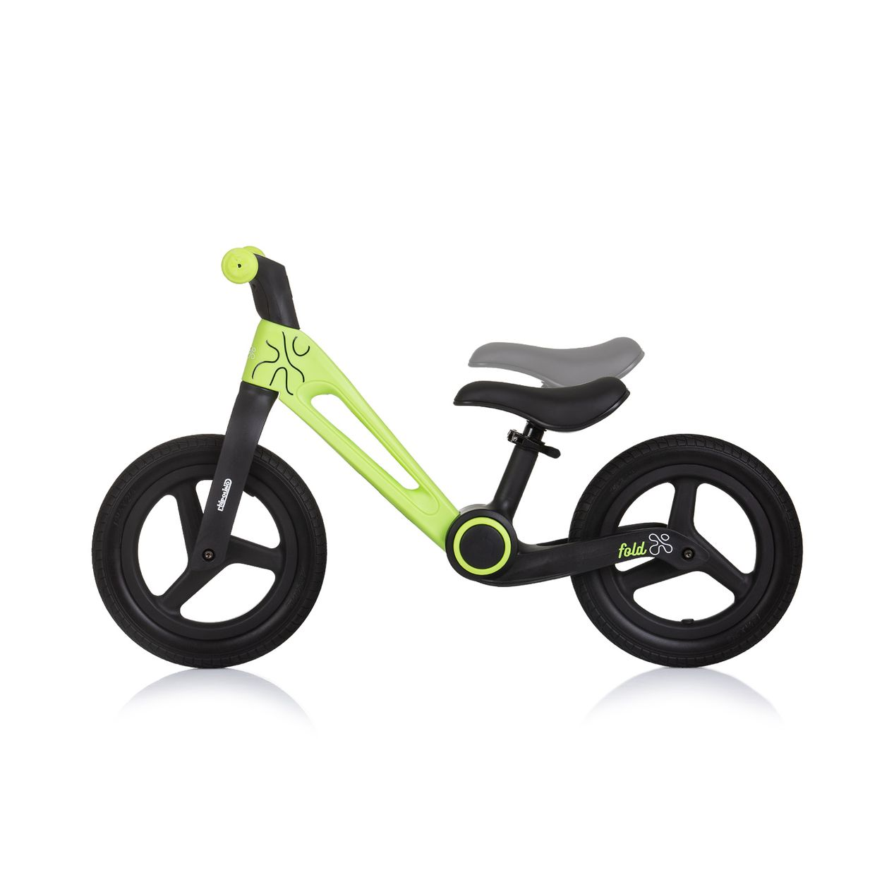 Una bicicleta de equilibrio verde y negra sobre fondo blanco. Tiene ruedas negras, asiento gris y cuadro verde.