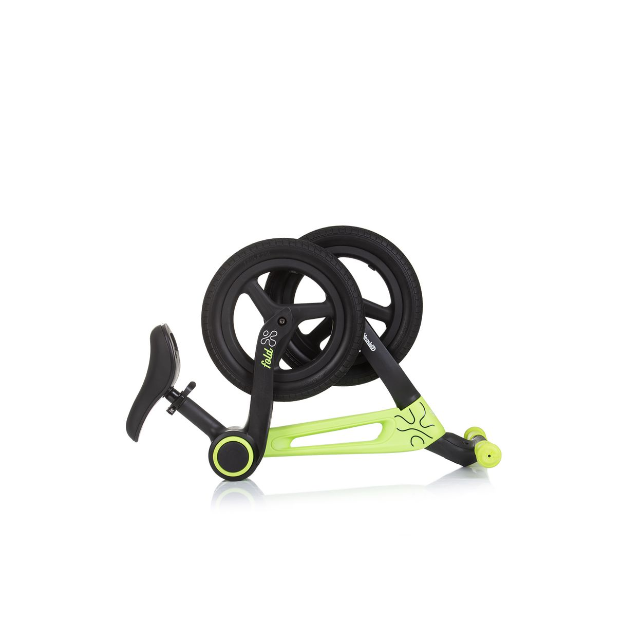 Una bicicleta de equilibrio plegada, verde y negra. Dos ruedas negras en la parte superior, un manillar y un asiento a la izquierda.