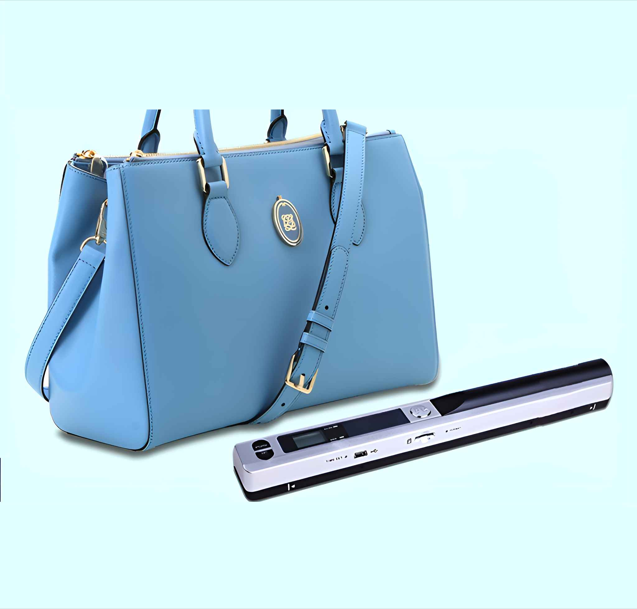 Eine hellblaue Handtasche mit langem Riemen steht neben einem silbernen Scanner, beides vor hellblauem Hintergrund.
