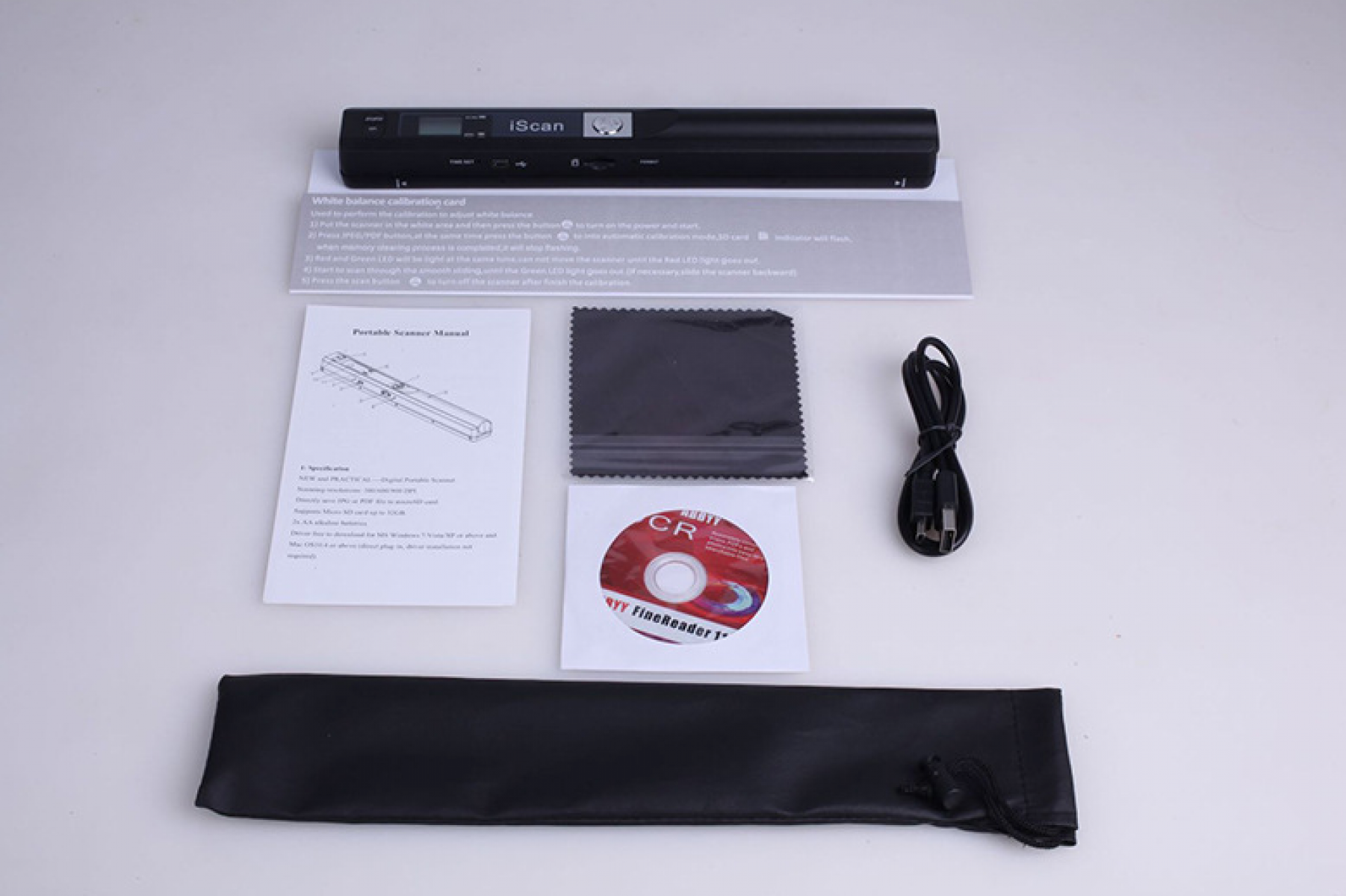 Draufsicht auf einen schwarzen Scanner, Handbücher, eine CD, ein Reinigungstuch, ein USB-Kabel und eine schwarze Tragetasche.