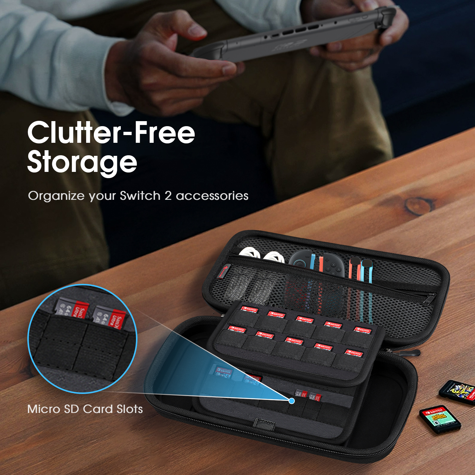 Eine schwarze Hülle mit Zubehör und SD-Kartenfächern. Eine Person hält eine Switch. Text: 'Clutter-Free Storage'.