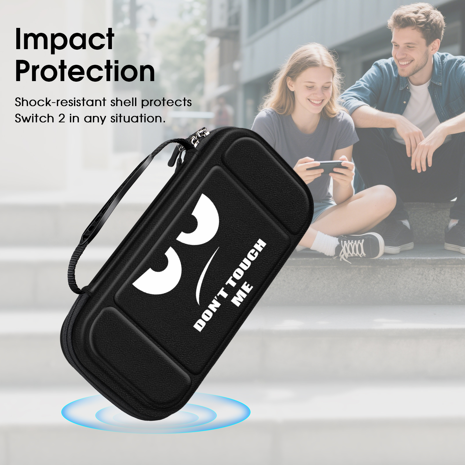 Eine schwarze Hülle mit Gesichtsdesign und dem Text 'DON'T TOUCH ME'. Zwei Personen spielen auf einem Gerät. Text: Impact Protection.