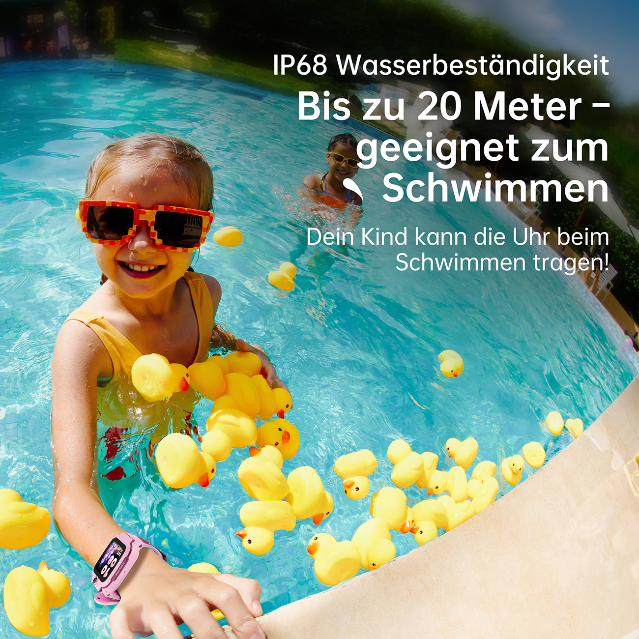 Ein Mädchen im Pool mit Gummienten trägt eine Sonnenbrille und eine Uhr. Ein anderes Mädchen schwimmt im Hintergrund. Text zur Wasserbeständigkeit ist vorhanden.
