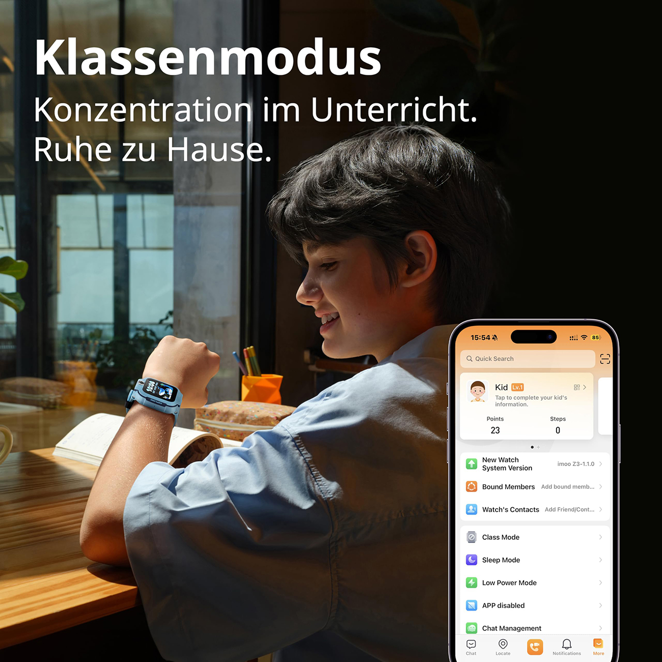 Ein Junge mit Smartwatch schaut auf sein Handy. Das Handy zeigt App-Funktionen. Text auf Deutsch: 'Klassenmodus'.
