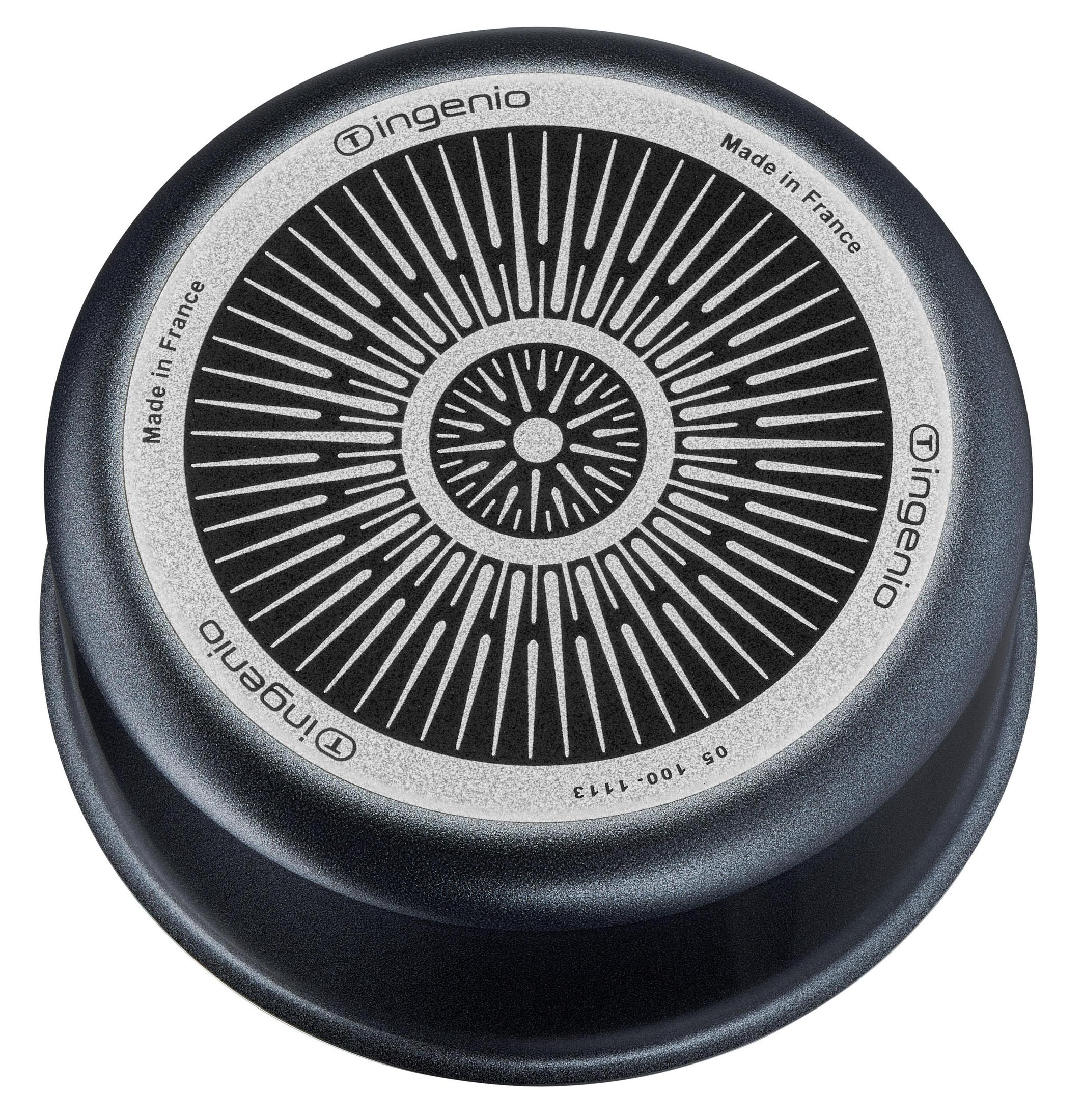 Fond de poêle. Centre avec un motif à lignes radiales. Bord avec 'Ingenio' et 'Made in France'.