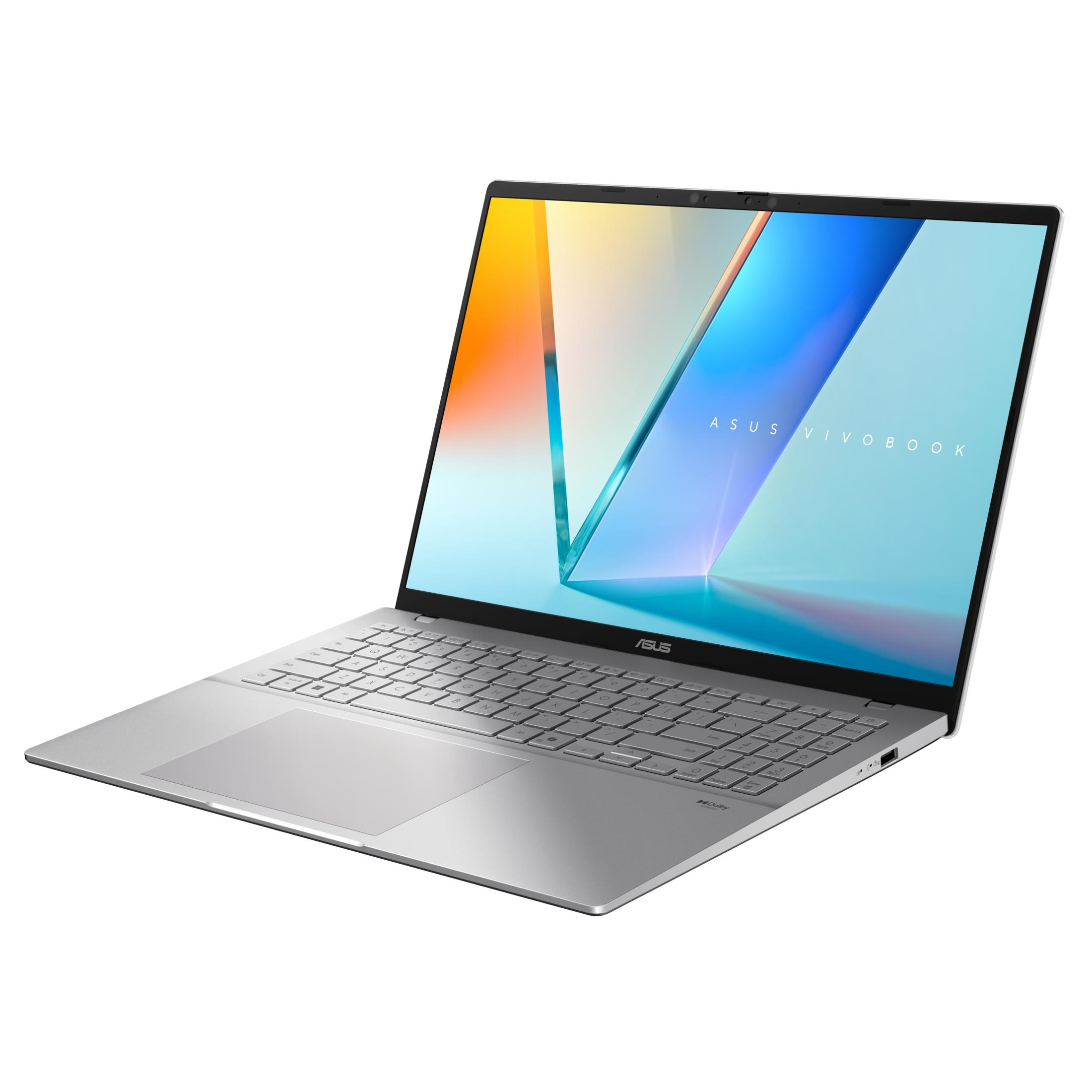 Srebrny laptop ASUS Vivobook otwarty na białym tle. Ekran pokazuje niebiesko-pomarańczowy gradient. Widoczna klawiatura.