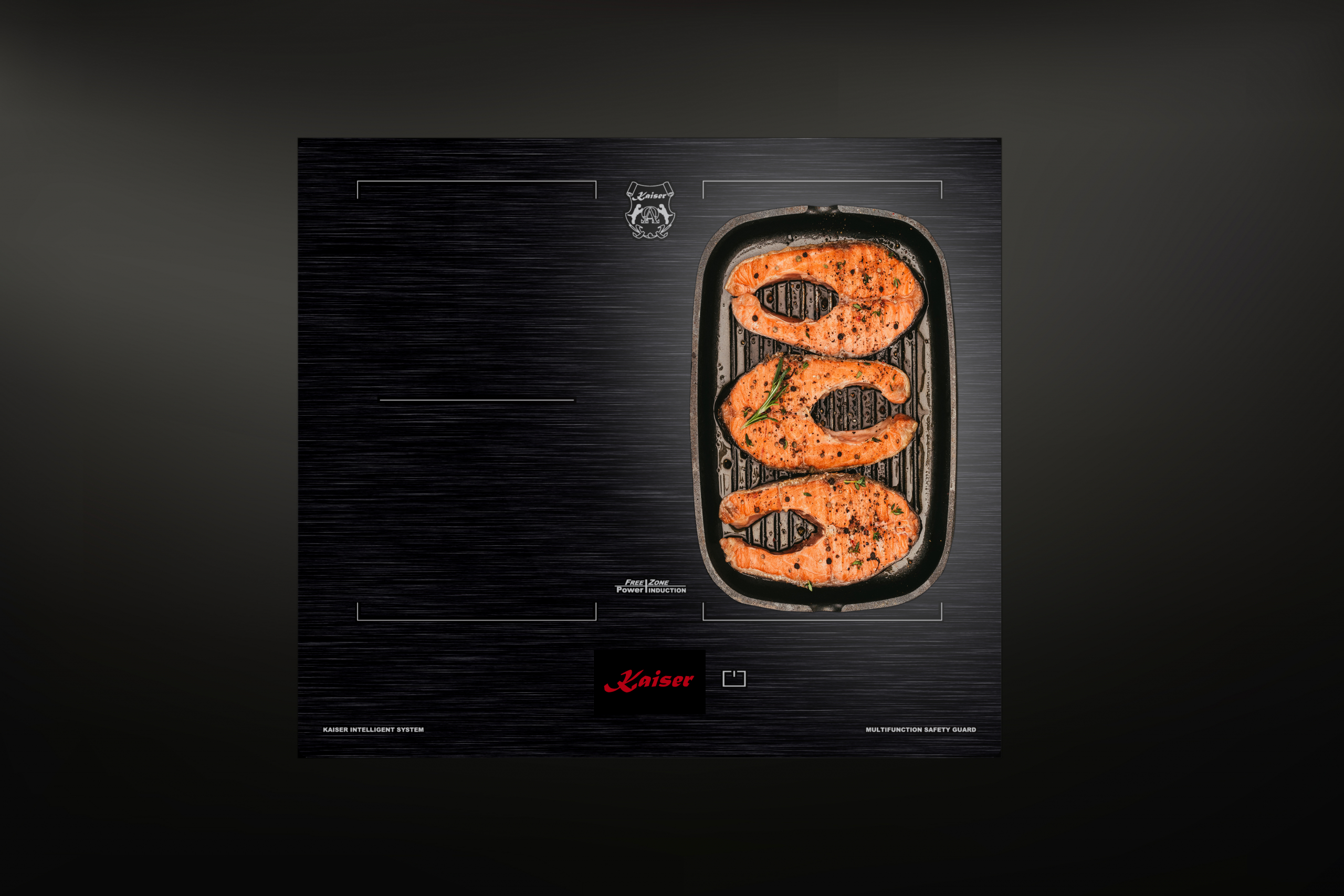 Schwarzes Induktionskochfeld mit drei Lachsfilets in einer Grillpfanne. Kaiser-Logo und Text sichtbar.