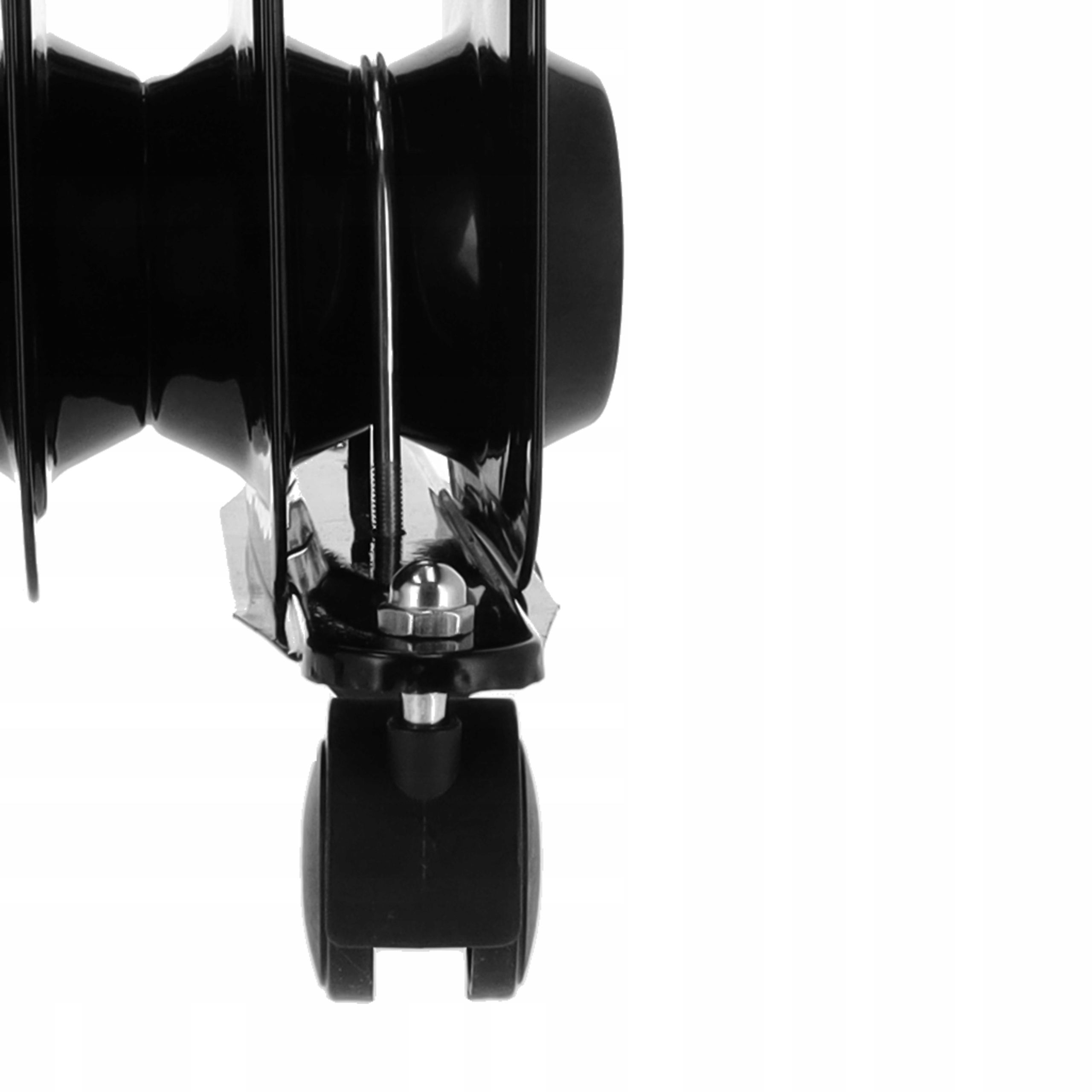 Zbliżenie czarnego grzejnika olejowego z chromowaną podstawą i czarnym kółkiem, na białym tle.