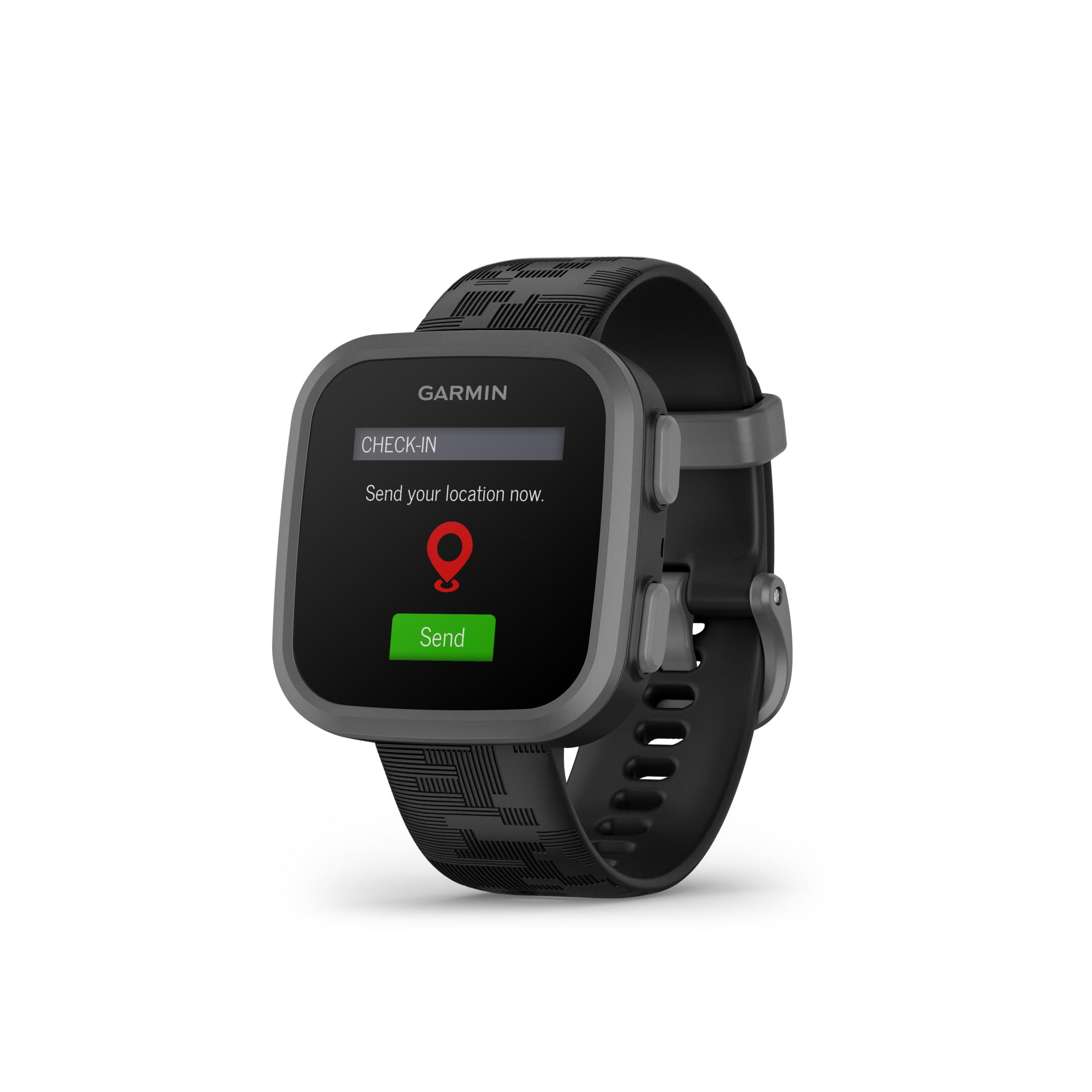 Smartwatch Garmin wyświetla komunikat 'Check-In' z ikoną lokalizacji. Zegarek jest czarny z czarnym paskiem.