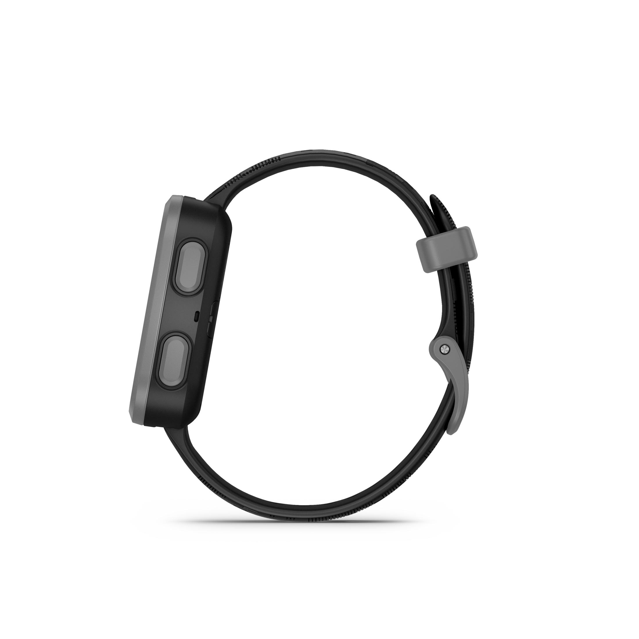 Czarny smartwatch na białym tle. Posiada kwadratowy ekran, dwa przyciski i czarny pasek z szarą klamrą.