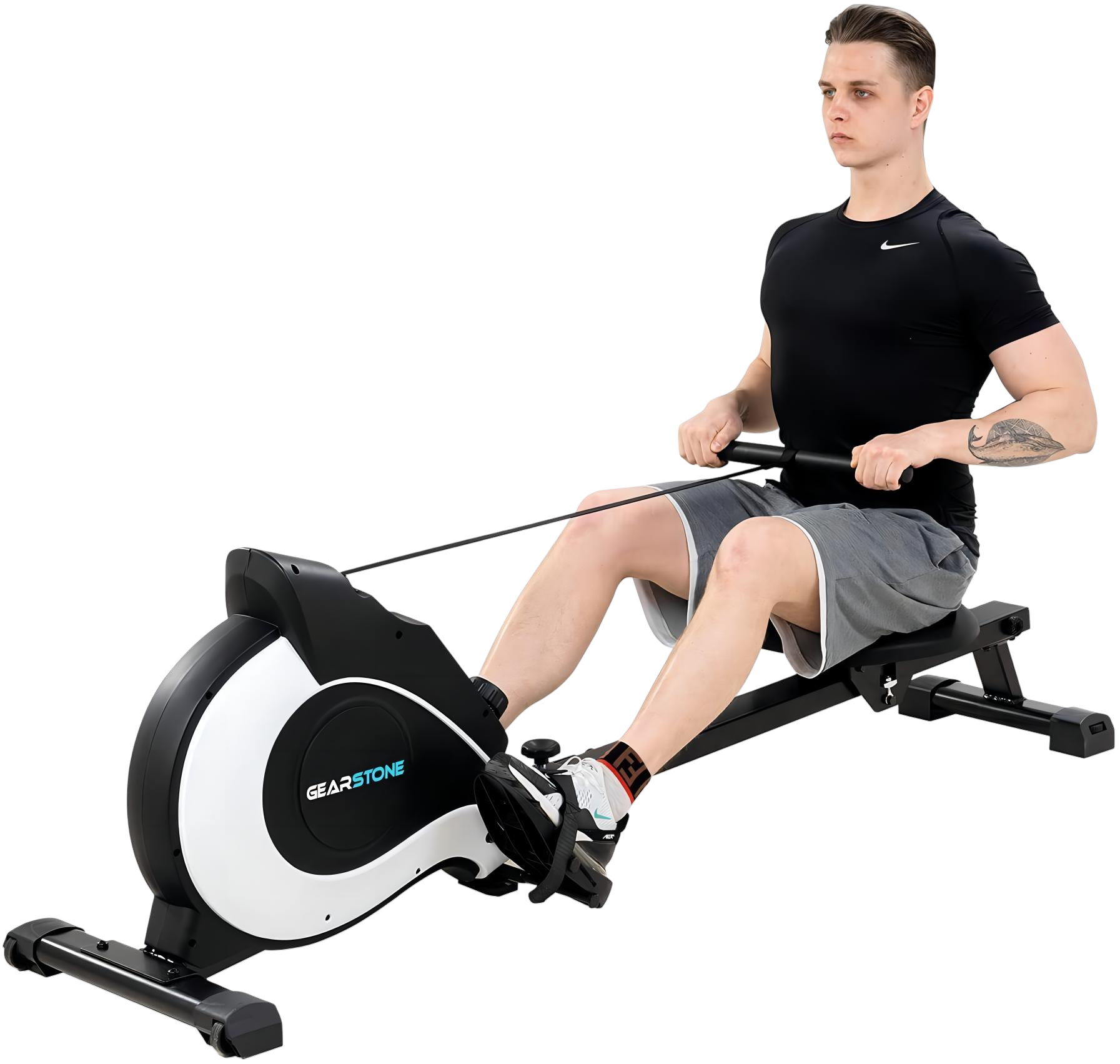 Mężczyzna wiosłuje na czarno-białej maszynie do wiosłowania. Ma na sobie czarną koszulkę i szare szorty. Czarne tło.