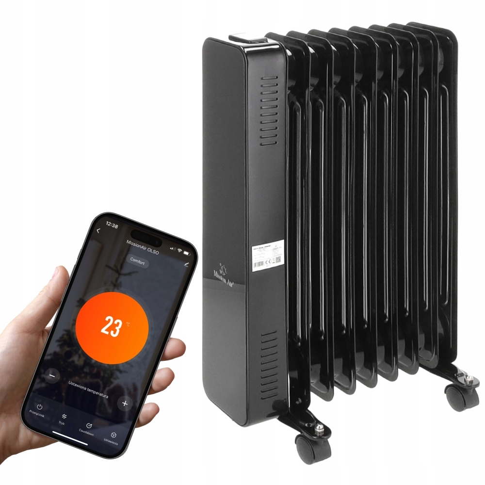 Czarny grzejnik olejowy stoi obok dłoni trzymającej telefon. Telefon pokazuje temperaturę 23 stopni. Grzejnik ma kółka.