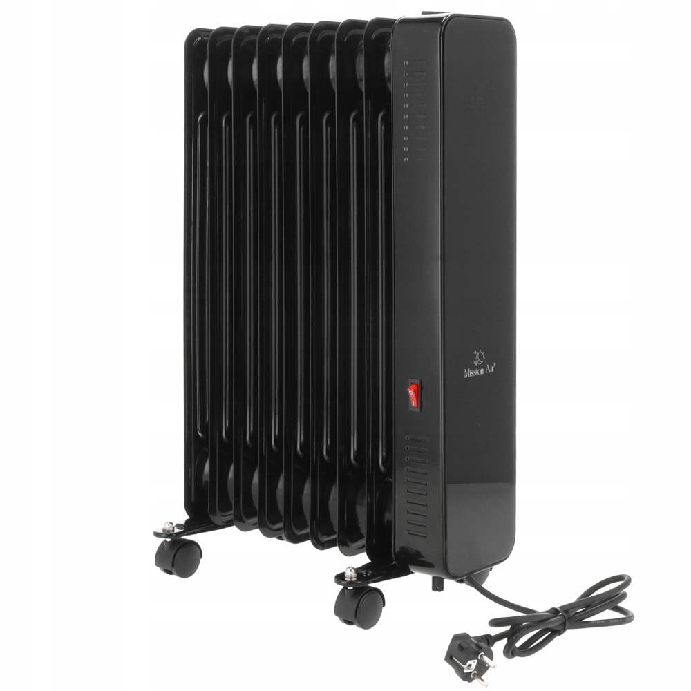 Czarny grzejnik olejowy na kółkach. Ma przewód zasilający z wtyczką i czerwony włącznik/wyłącznik. Marka to Mission Air.