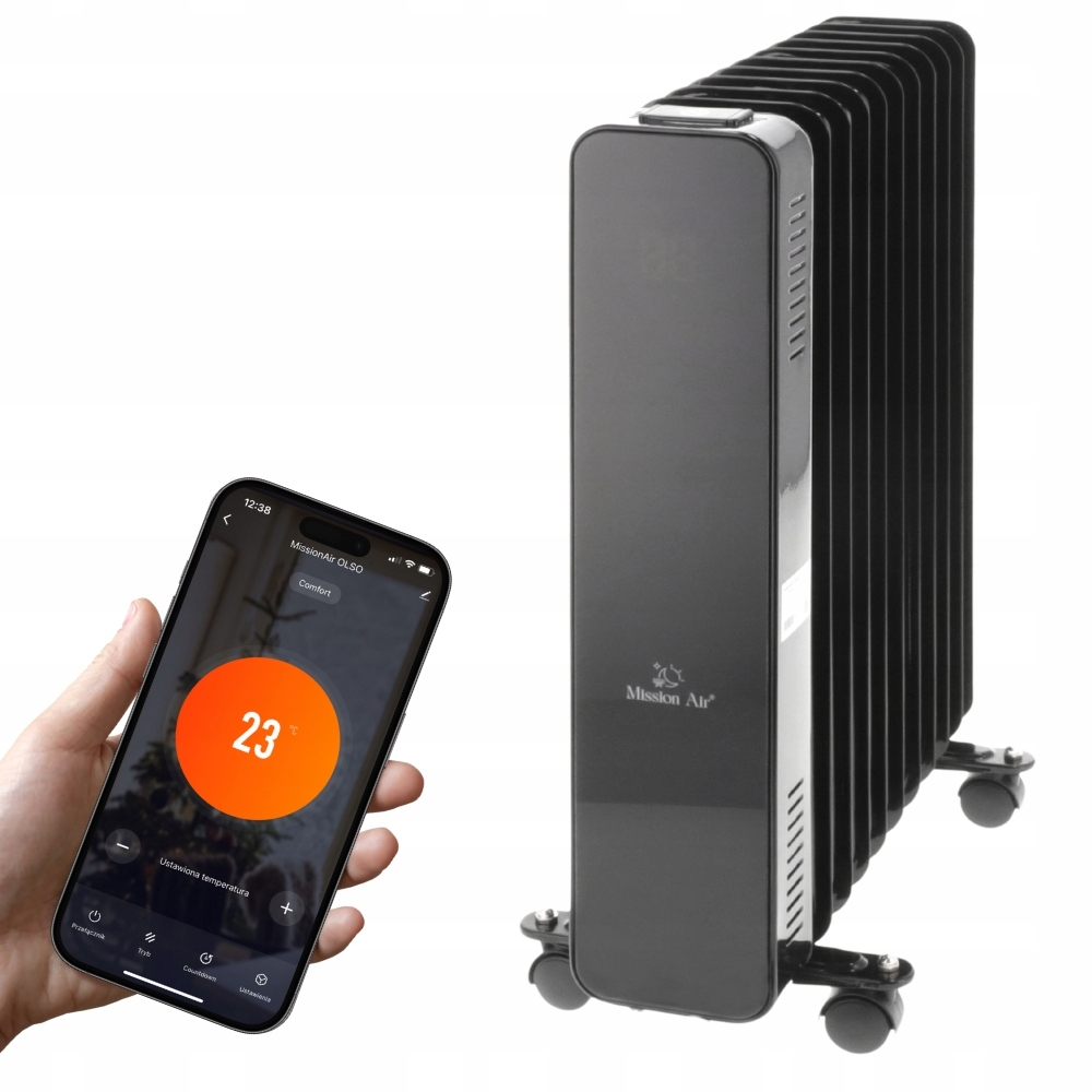 Czarny grzejnik olejowy ze smartfonem wyświetlającym temperaturę. Ręka trzyma telefon, ustawiając temperaturę na 23 stopnie. Tło jest białe.