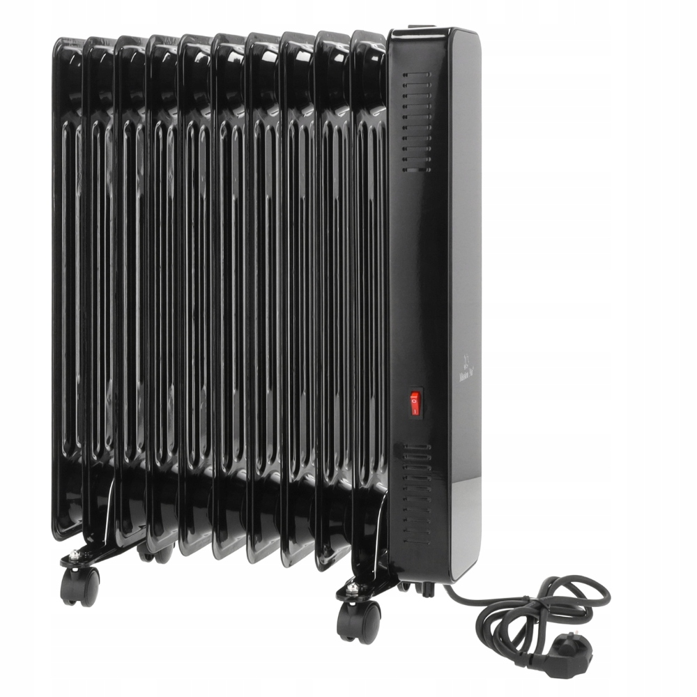 Czarny grzejnik olejowy na kółkach. Ma wiele pionowych żeber i przewód zasilający z wtyczką. Widoczny jest czerwony włącznik.