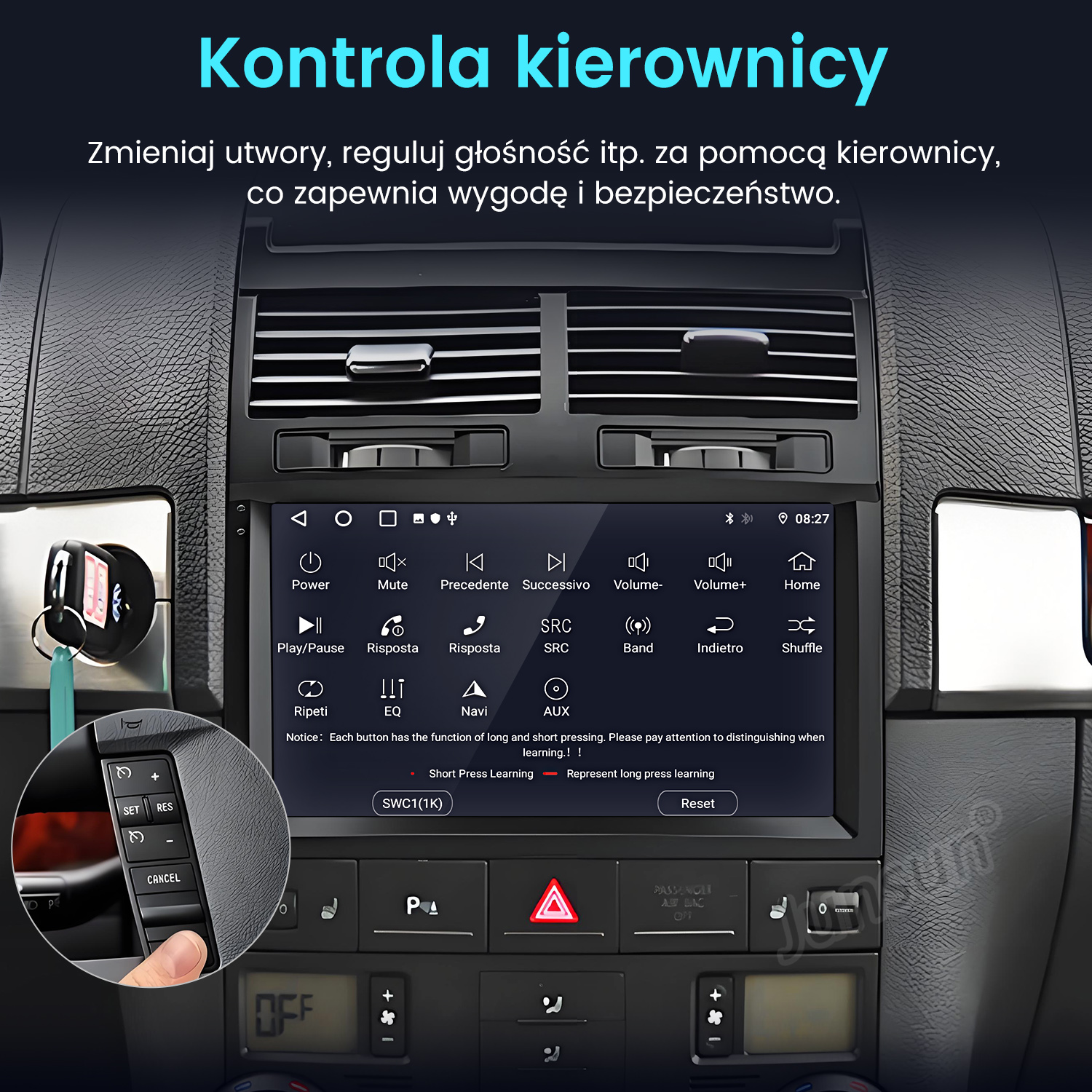 Deska rozdzielcza samochodu z ekranem. Ręka naciska przycisk na pilocie. Tekst w języku polskim.