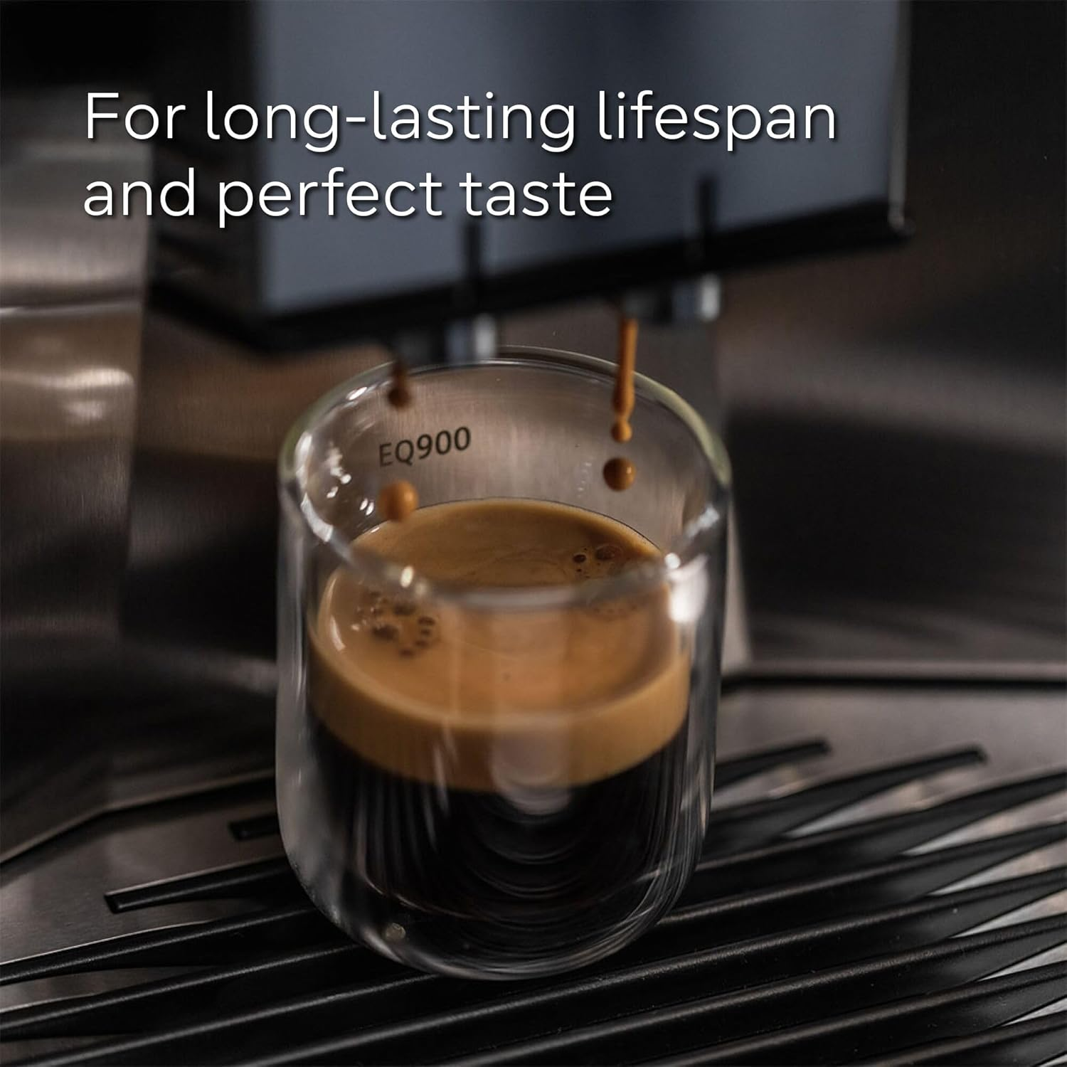 Espresso vertiéndose en un vaso. El vaso está sobre una superficie oscura. El texto dice: Para una larga vida útil y un sabor perfecto.