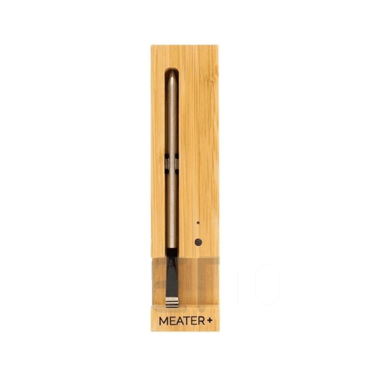 Ein hölzernes Bambus-Thermometer mit einer Metallsonde, beschriftet mit 'MEATER+'. Der Hintergrund ist weiß.