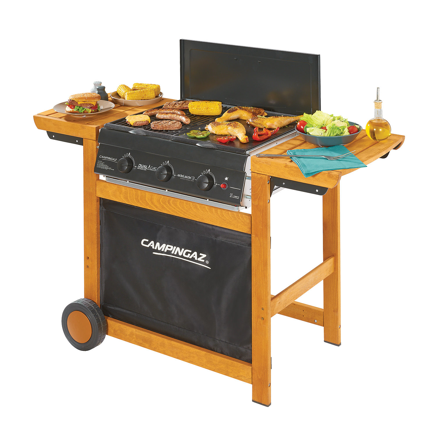 Un barbecue con cibo sopra. Sono visibili hamburger, mais e pollo. Sono presenti anche superfici in legno e un sacco nero.