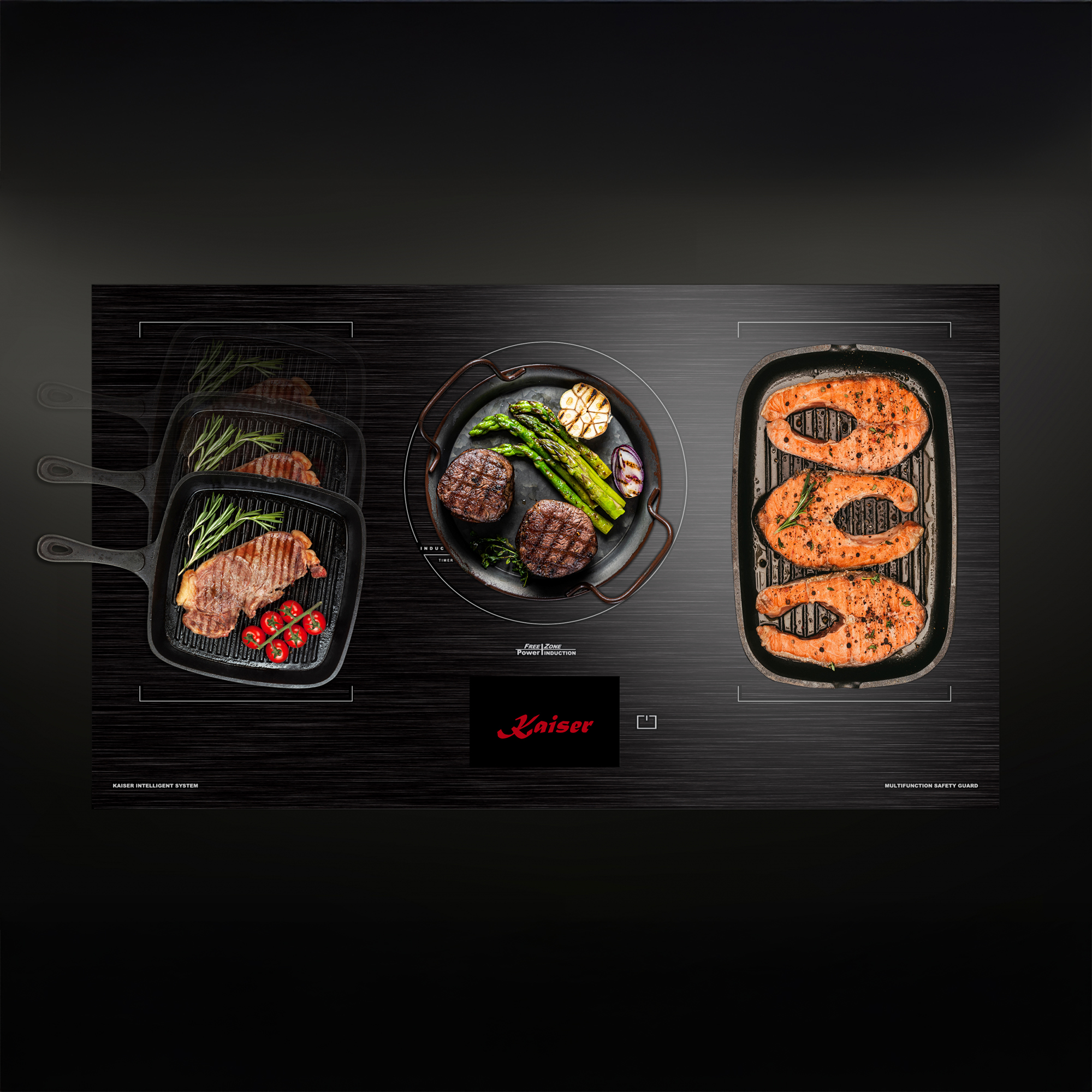 Schwarzes Induktionskochfeld mit Steaks, Lachs und Gemüse in Pfannen. Kaiser-Logo in der Mitte.
