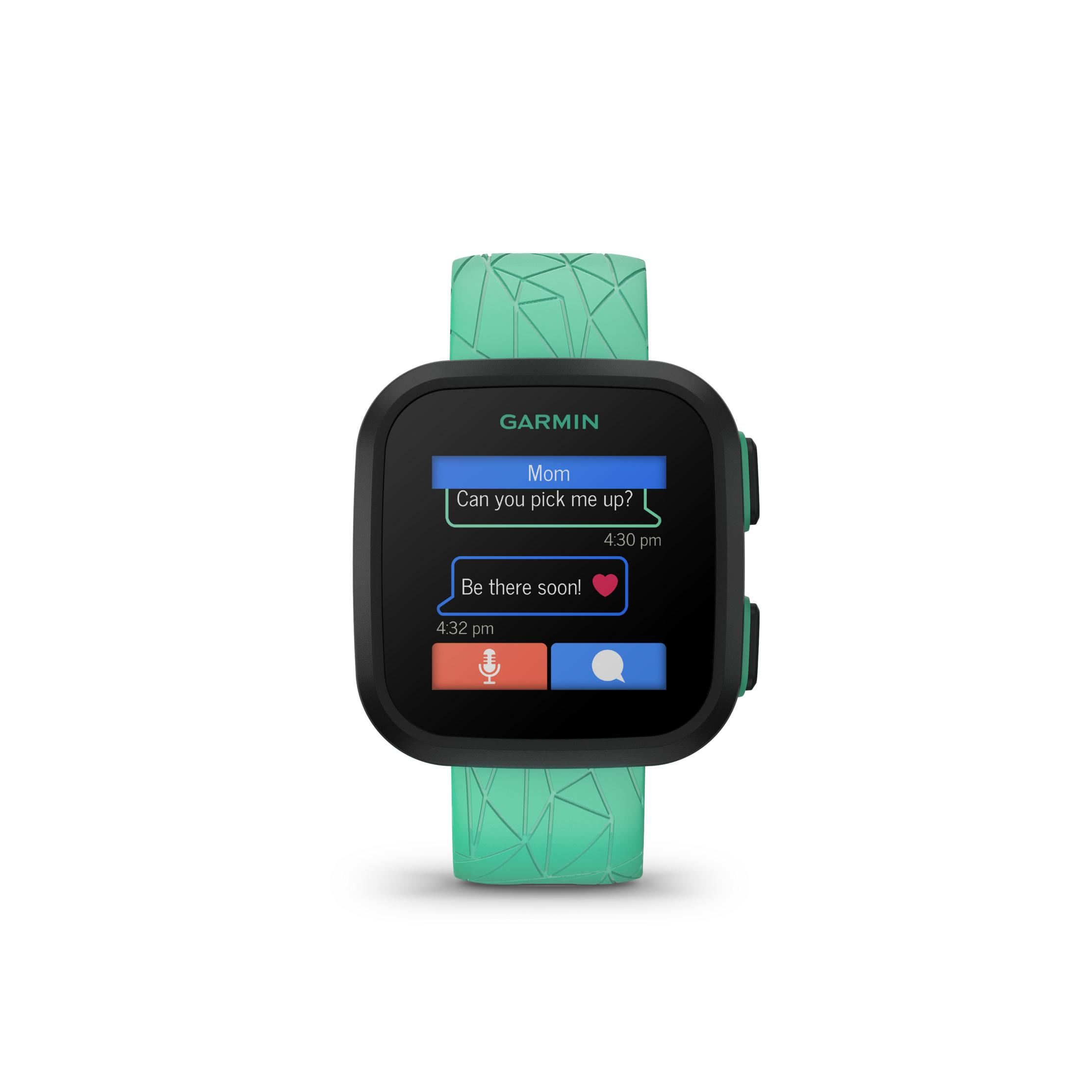 Smartwatch Garmin wyświetla wiadomość tekstową. Zegarek jest czarny z turkusowym paskiem. Wiadomość jest od Mamy.