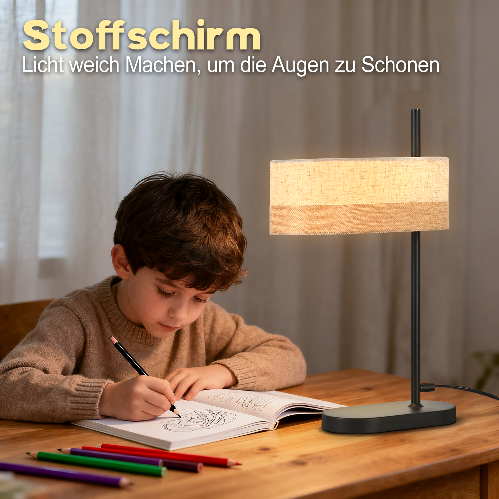 Chłopiec rysuje przy drewnianym stole. Po jego prawej stronie stoi lampa z materiałowym abażurem. Na stole kredki.