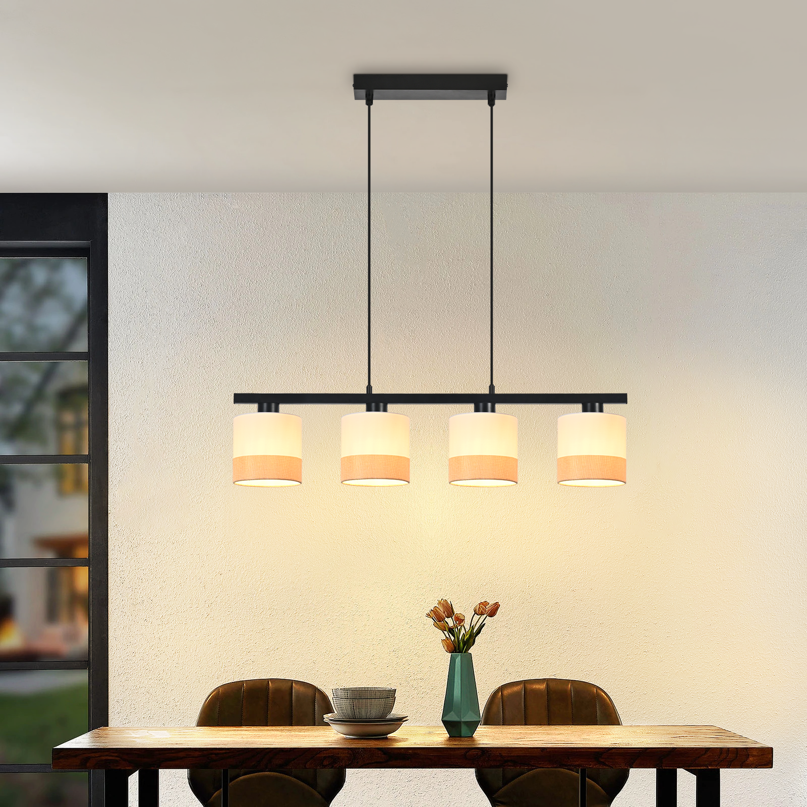 Jadalnia z drewnianym stołem, czterema światłami i wazonem. W tle okno.