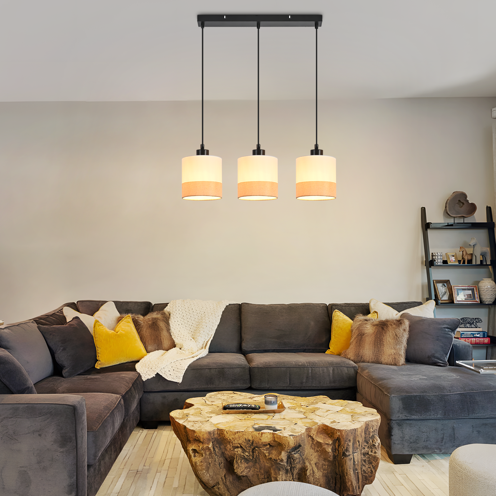 Wohnzimmer: graues Sofa, Holztisch, Hängelampen. Gelbe Kissen, Pelzkissen und eine Decke. Regale mit Dekoration.