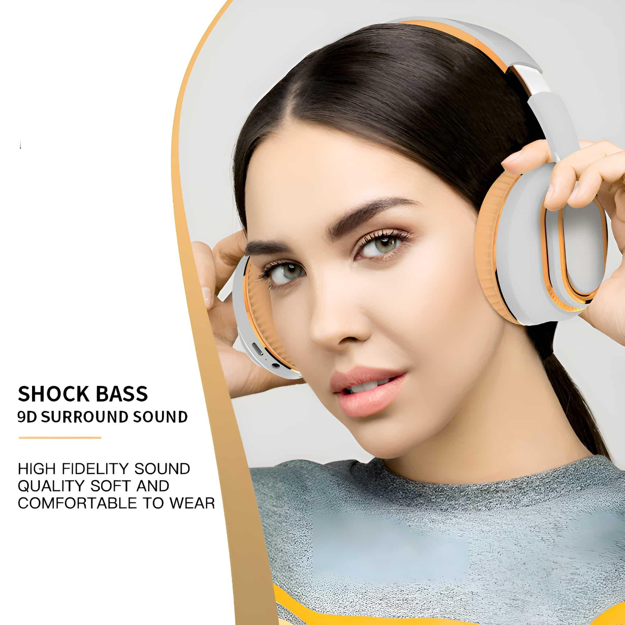Eine Frau hält Kopfhörer. Die Kopfhörer sind weiß und orange. Auf der linken Seite steht Schockbass und 9D-Surround-Sound.